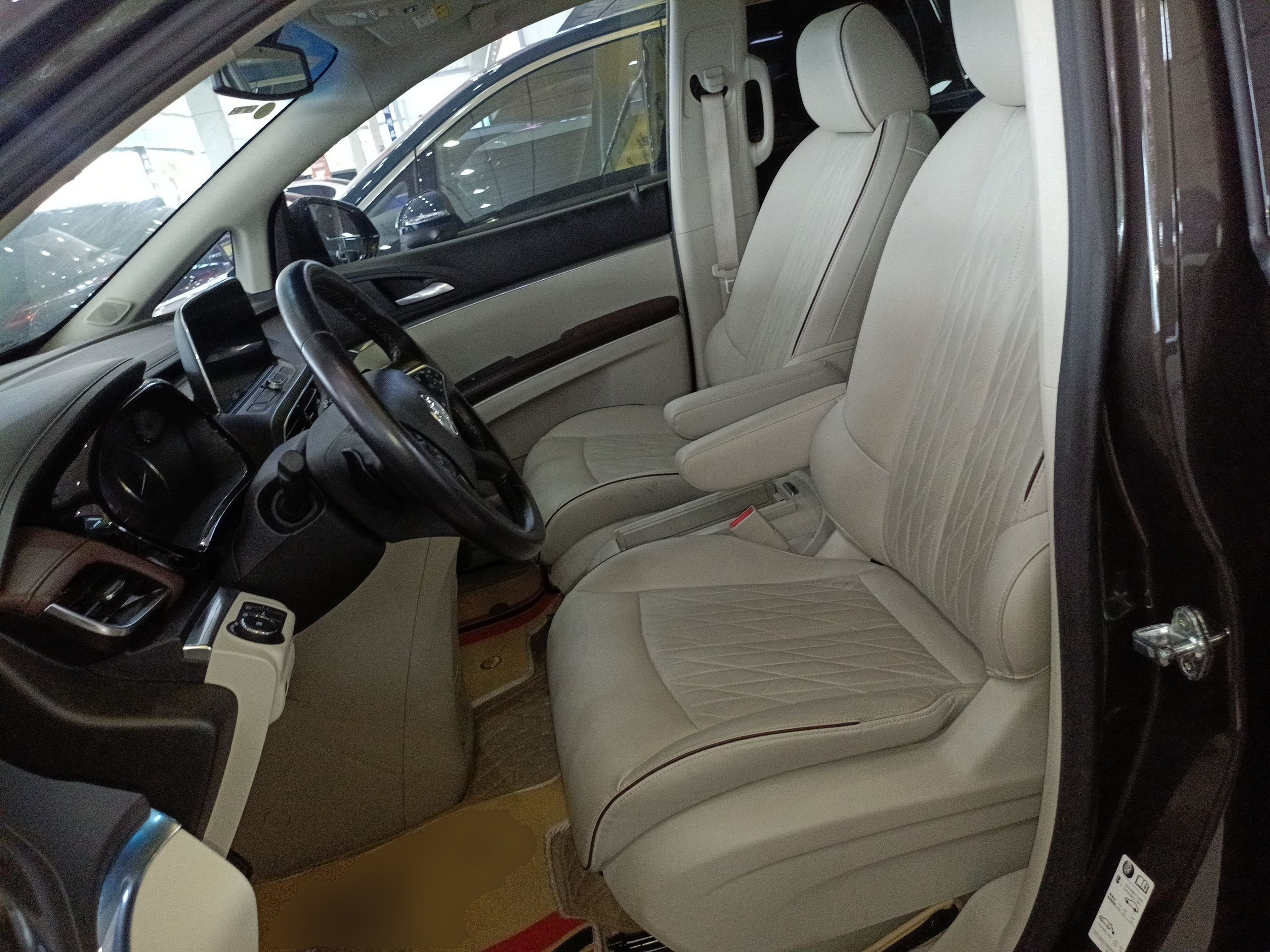 Переднее сиденье в автомобиле