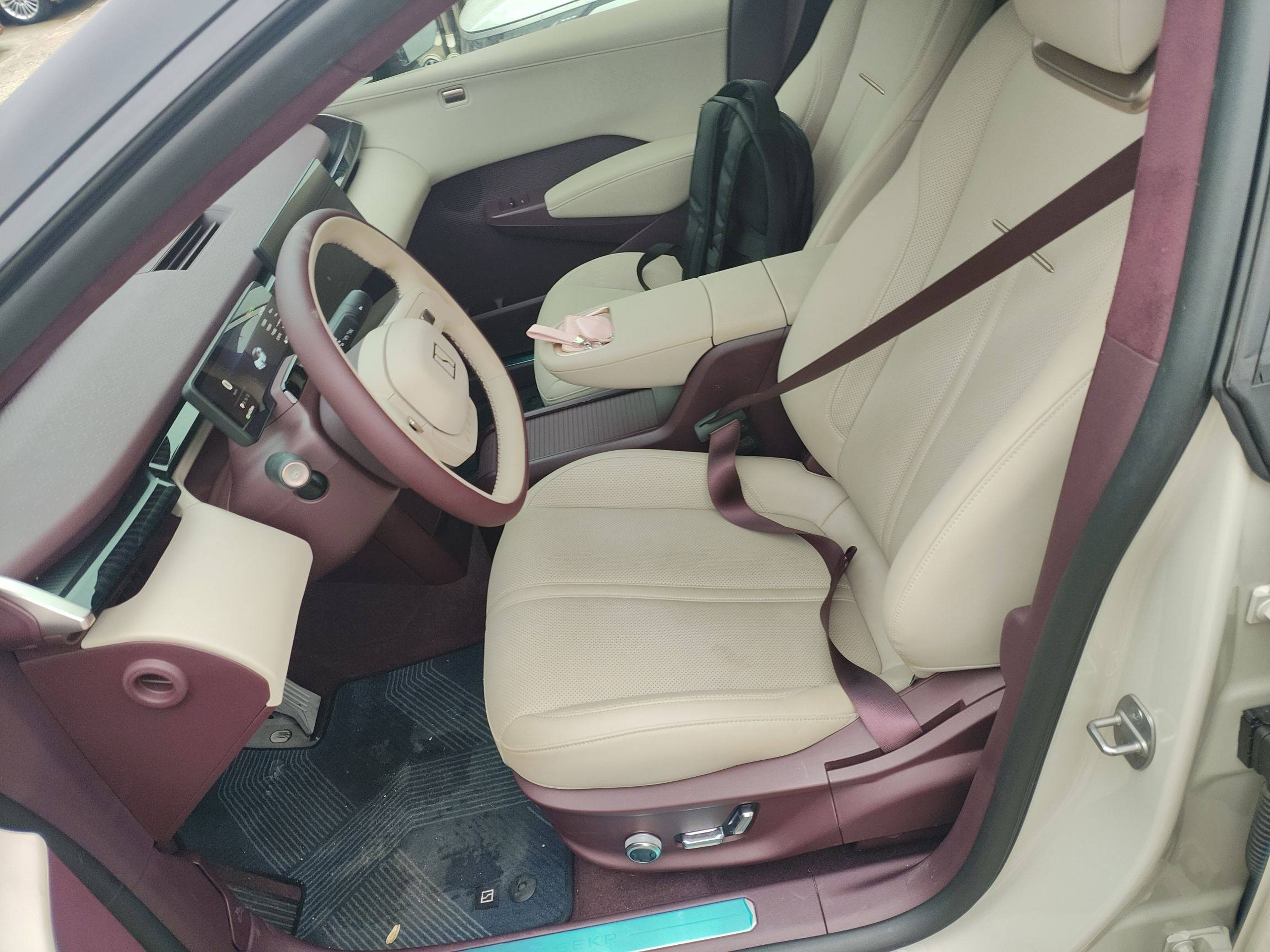المقاعد الأمامية داخل السيارة