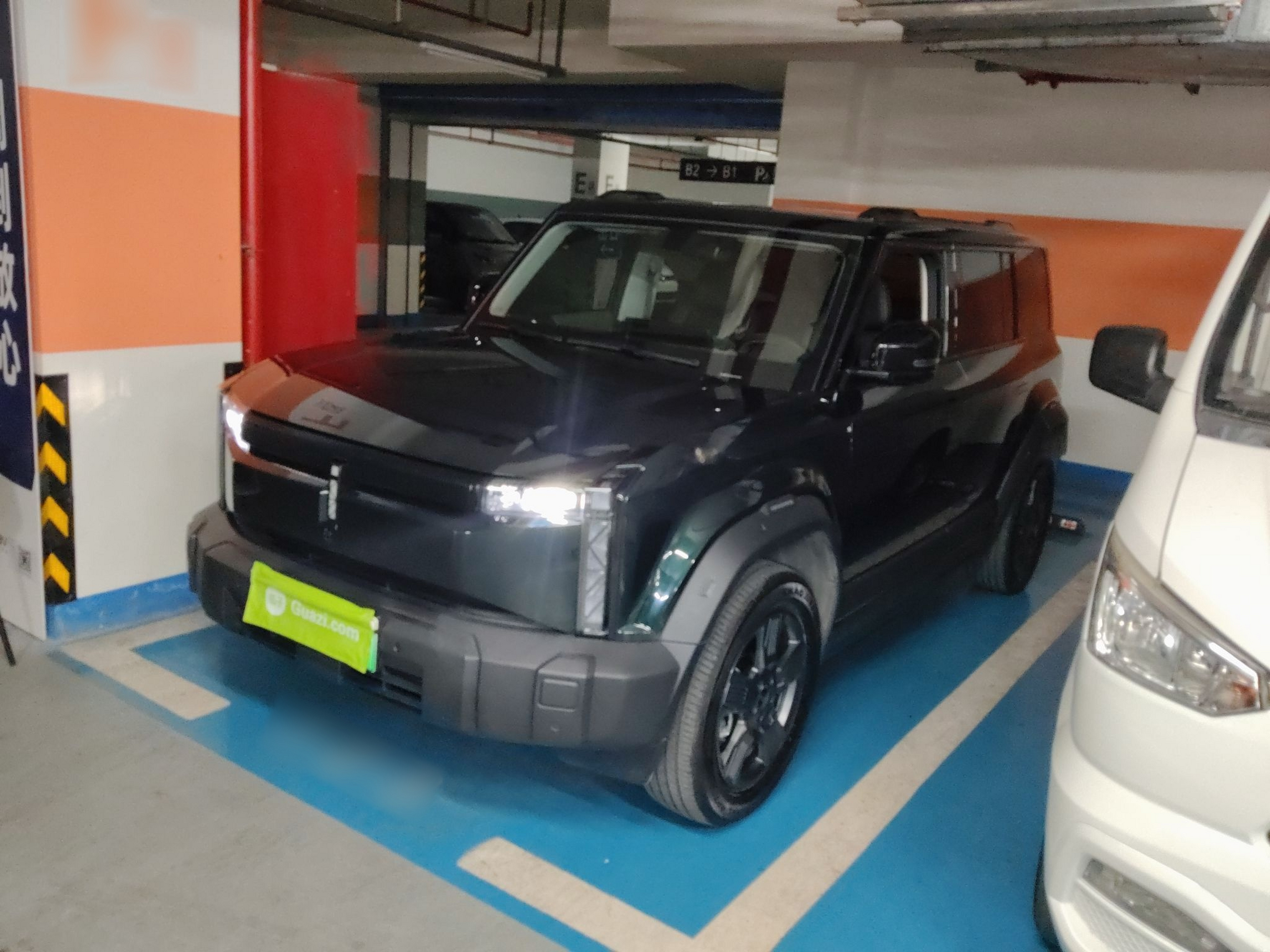 Под передней частью автомобиля