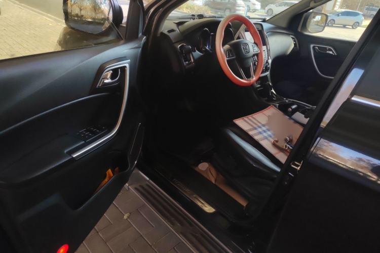 Used JMC Yusheng S350 2014 2.4T Automatic 2WD Diesel Luxury Version with Sunroof 5 Seats
