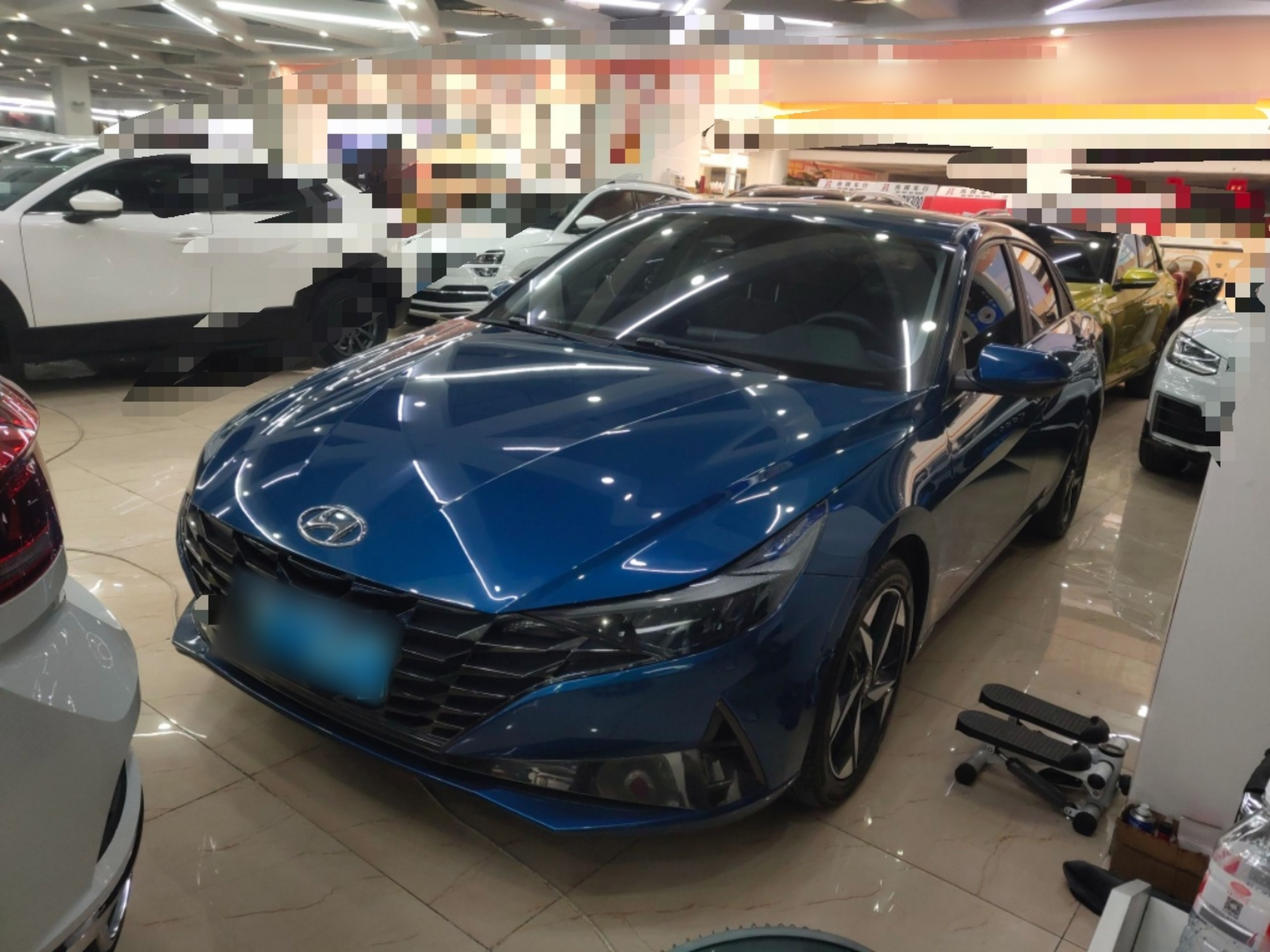 تحت مقدمة السيارة