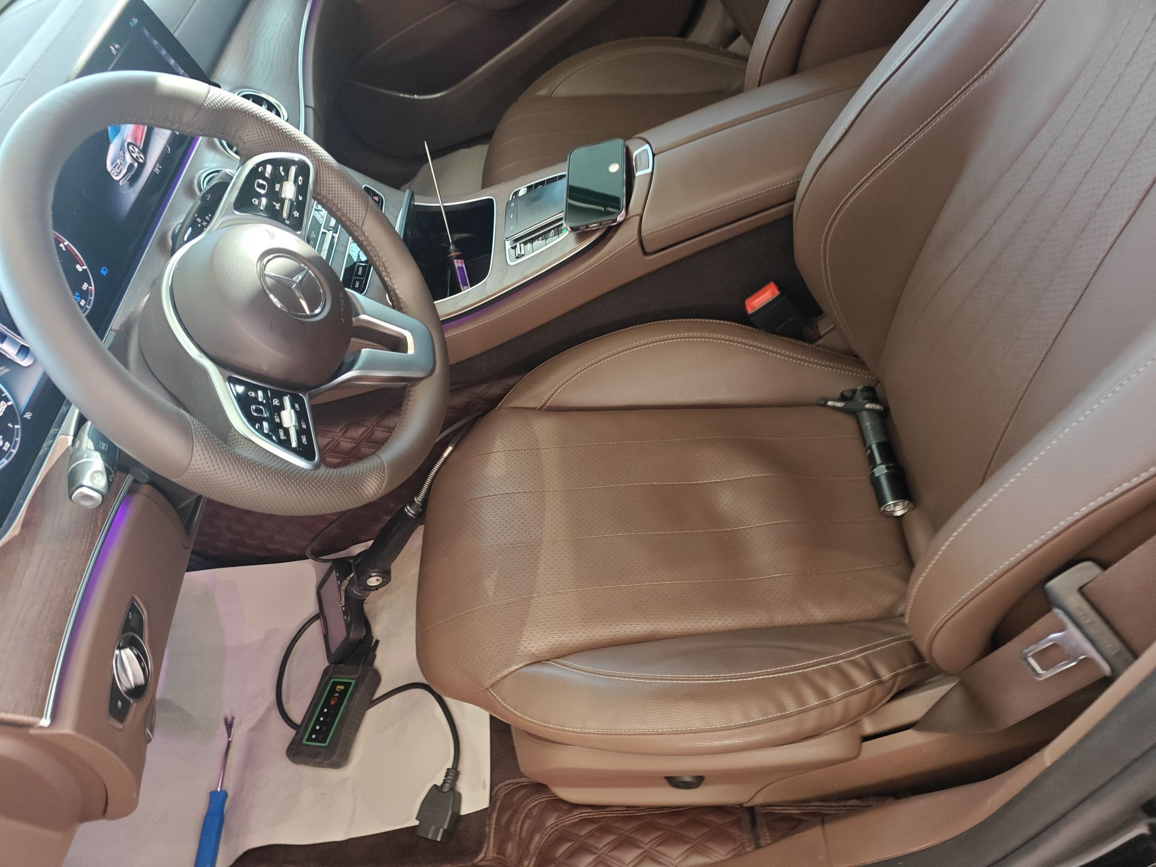 المقاعد الأمامية داخل السيارة