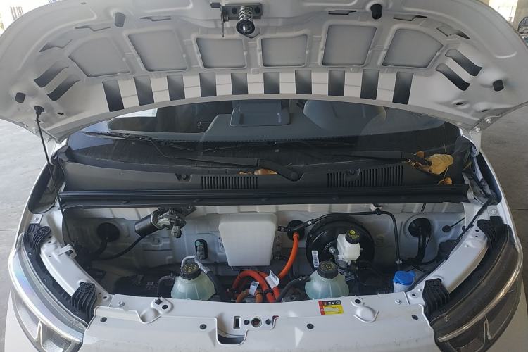 Used Wuling Yangguang 2024 300KM Comfort Version Passenger Van 75kW
