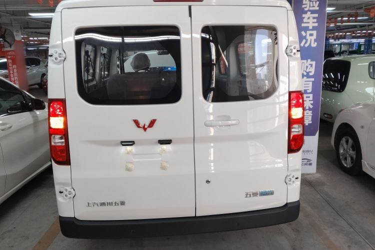 Used Wuling Yangguang 2024 300KM Comfort Version Passenger Van 75kW