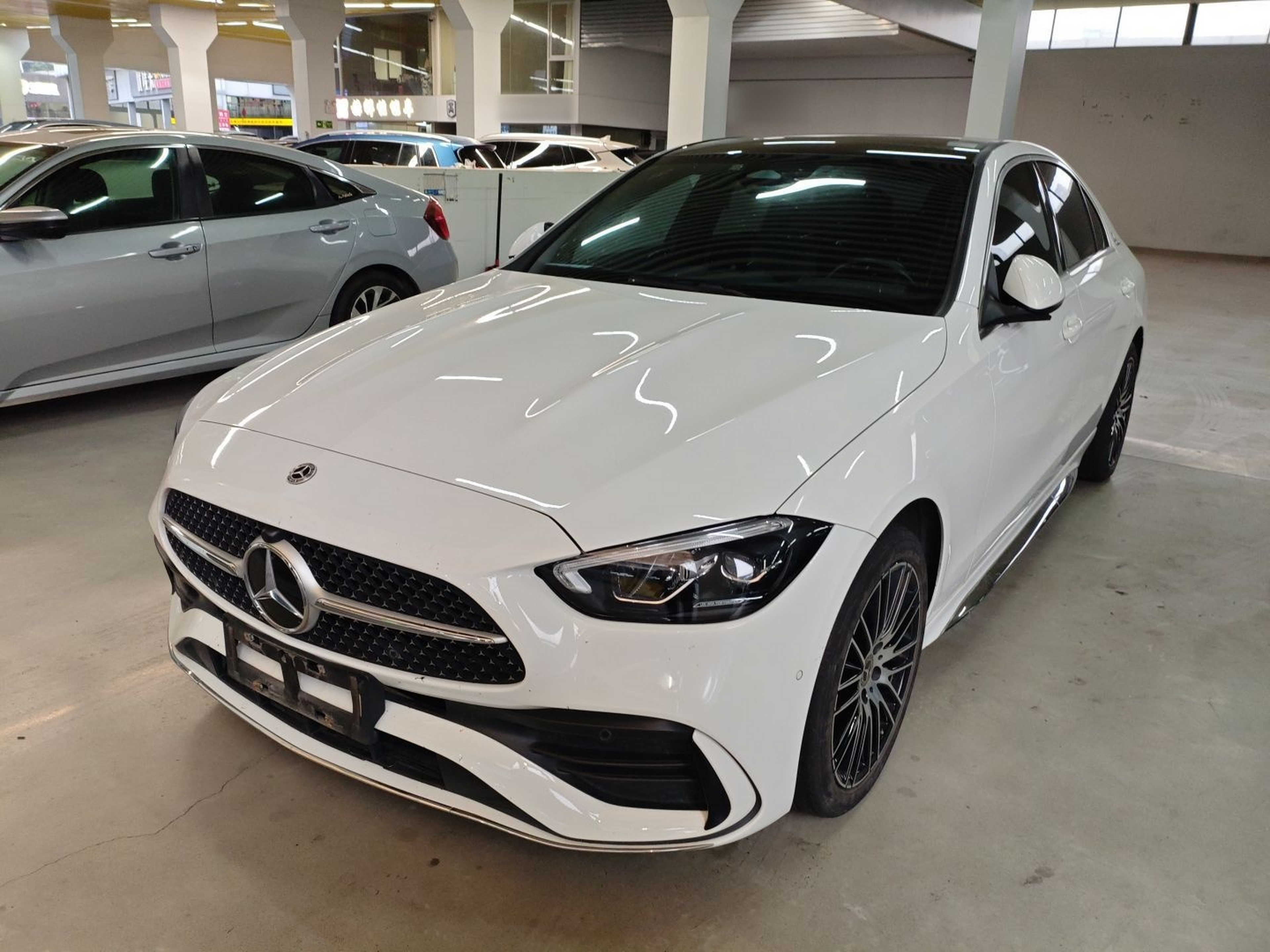 Под передней частью автомобиля