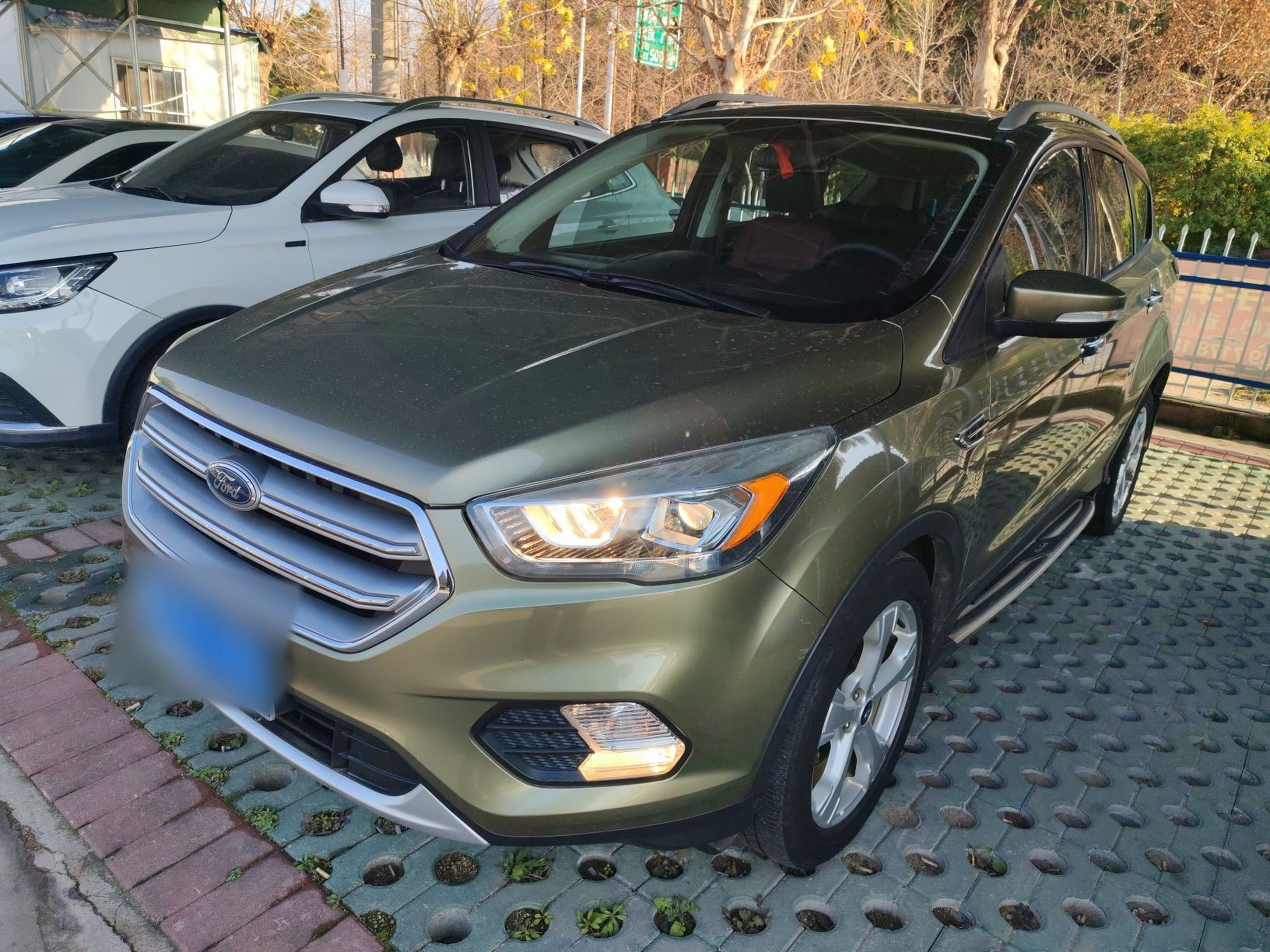 Под передней частью автомобиля