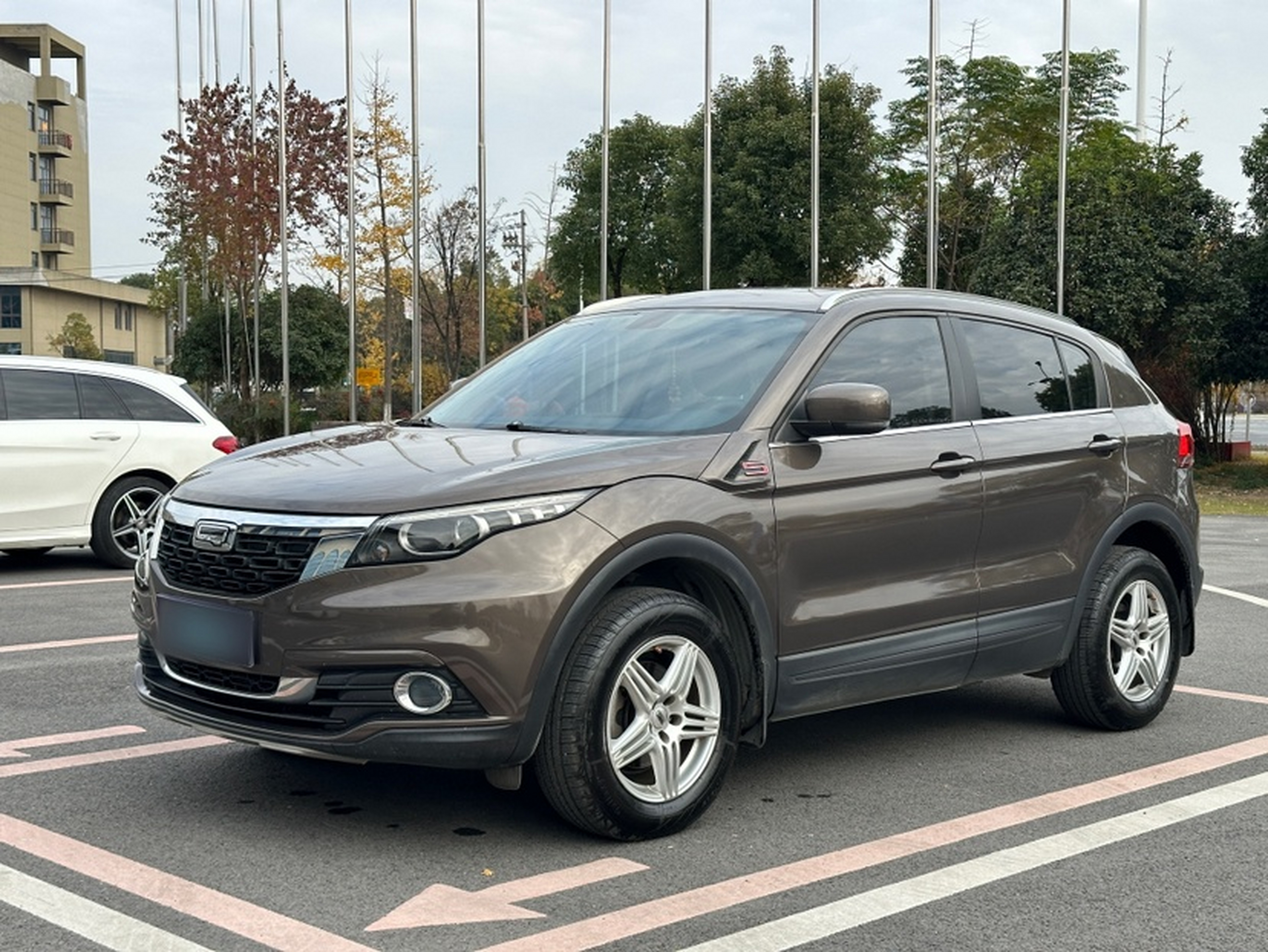 Под передней частью автомобиля