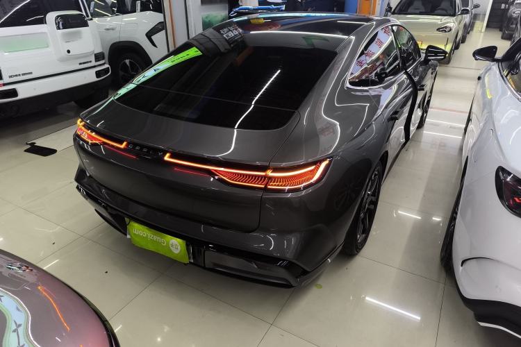 Used  E8 2024 550 km Range Rear-Wheel-Drive PRO