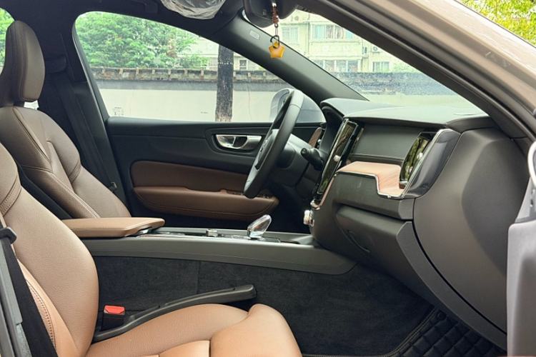 Used Volvo XC60 New Energy 2025 Plug-in Hybrid Long-Range All-Wheel Drive Smart & Luxurious Edition
