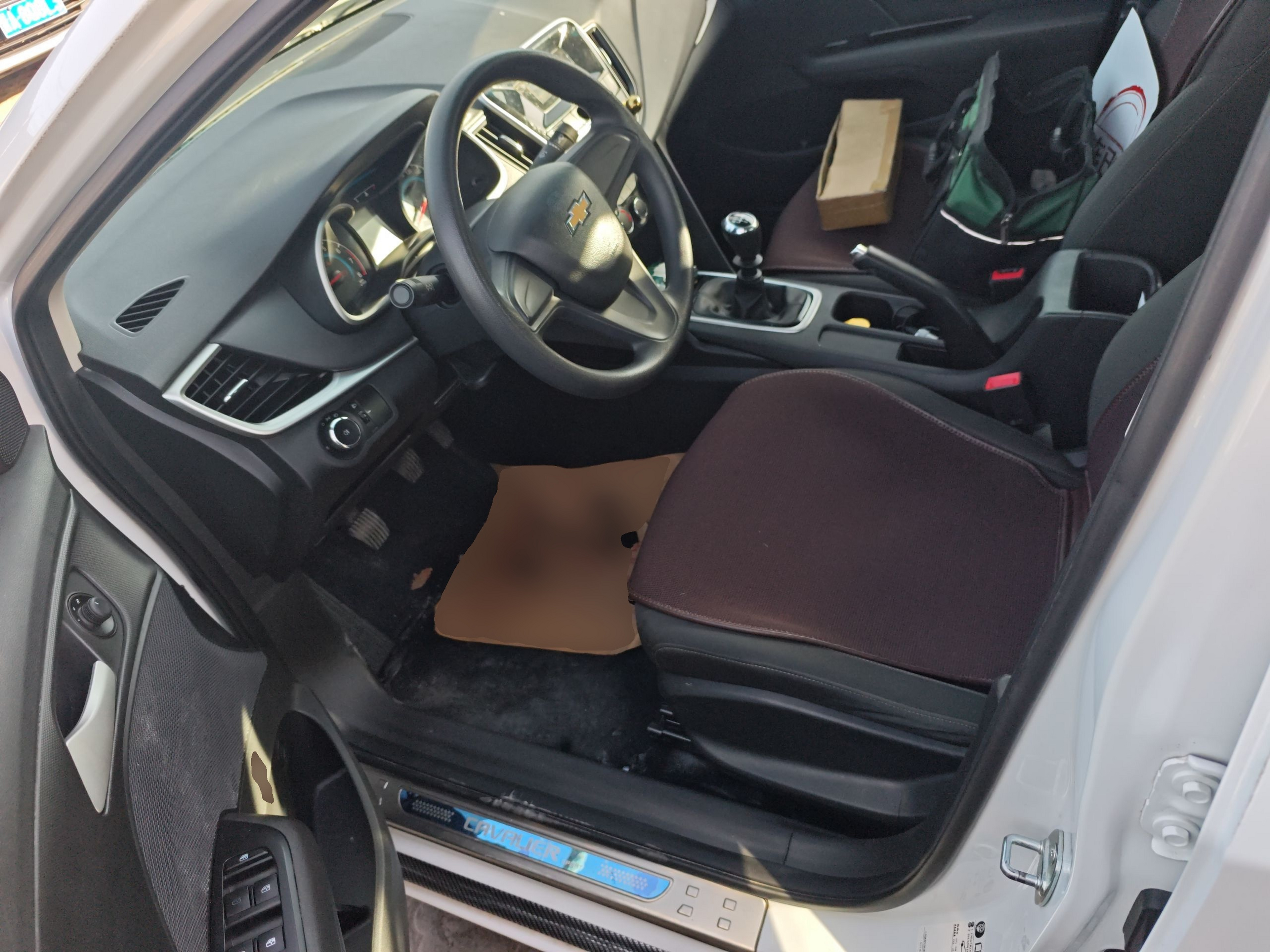 المقاعد الأمامية داخل السيارة