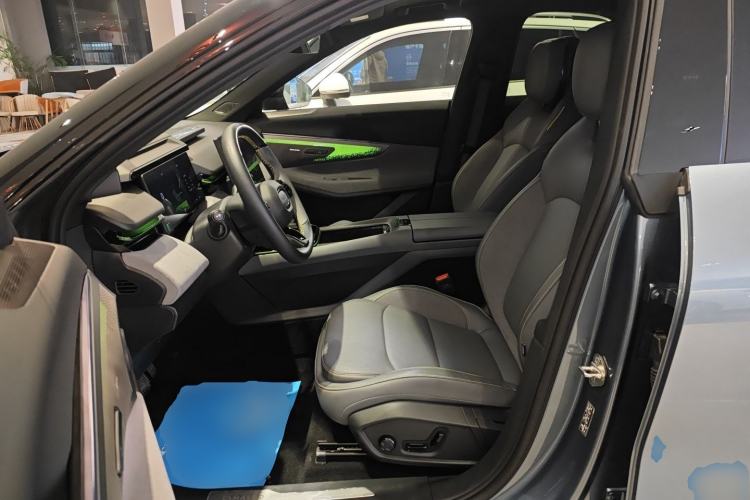 Used Lynk & Co 08 EM-P 2025 220 km All-Wheel-Drive Performance Halo
