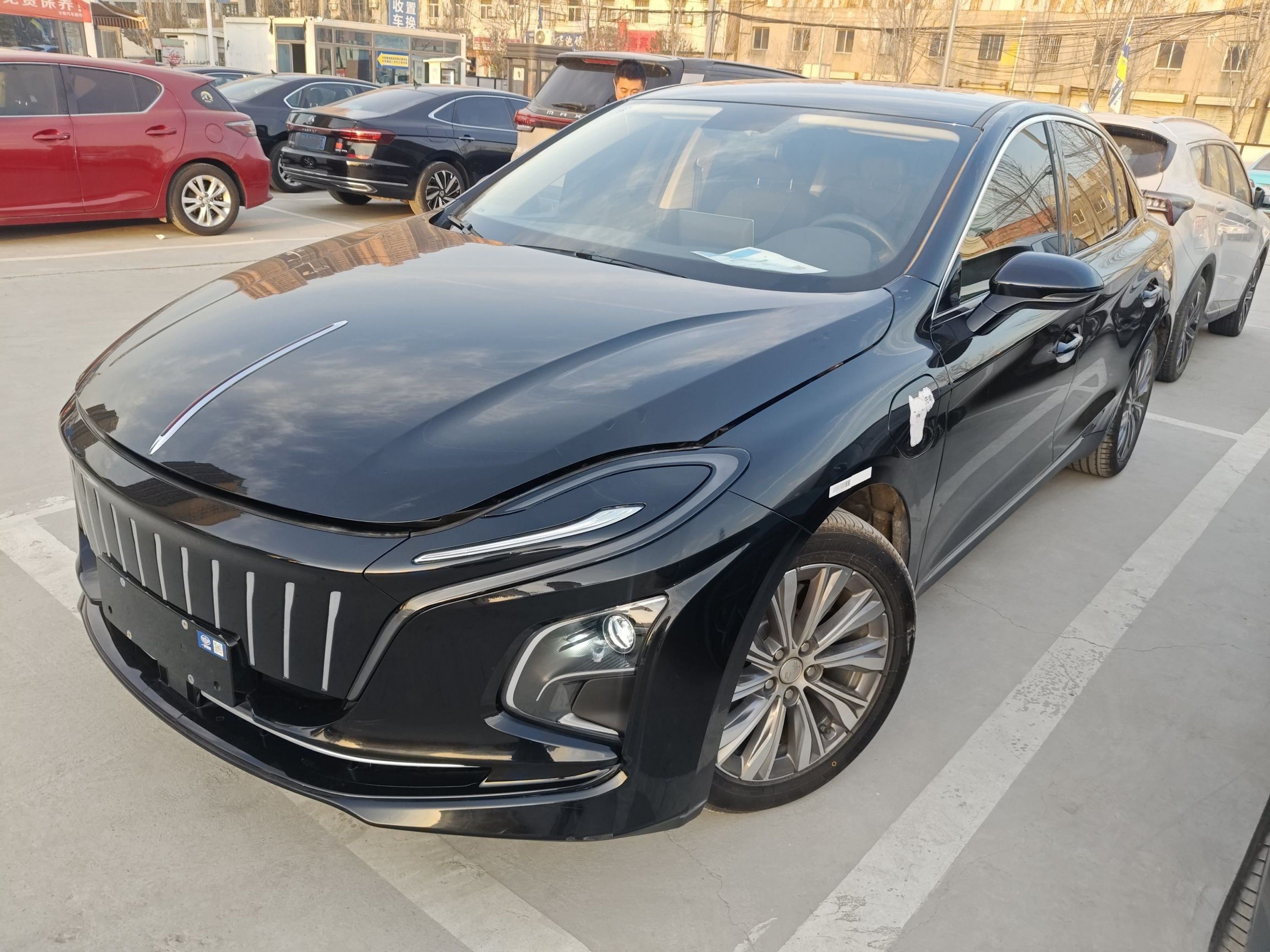 تحت مقدمة السيارة