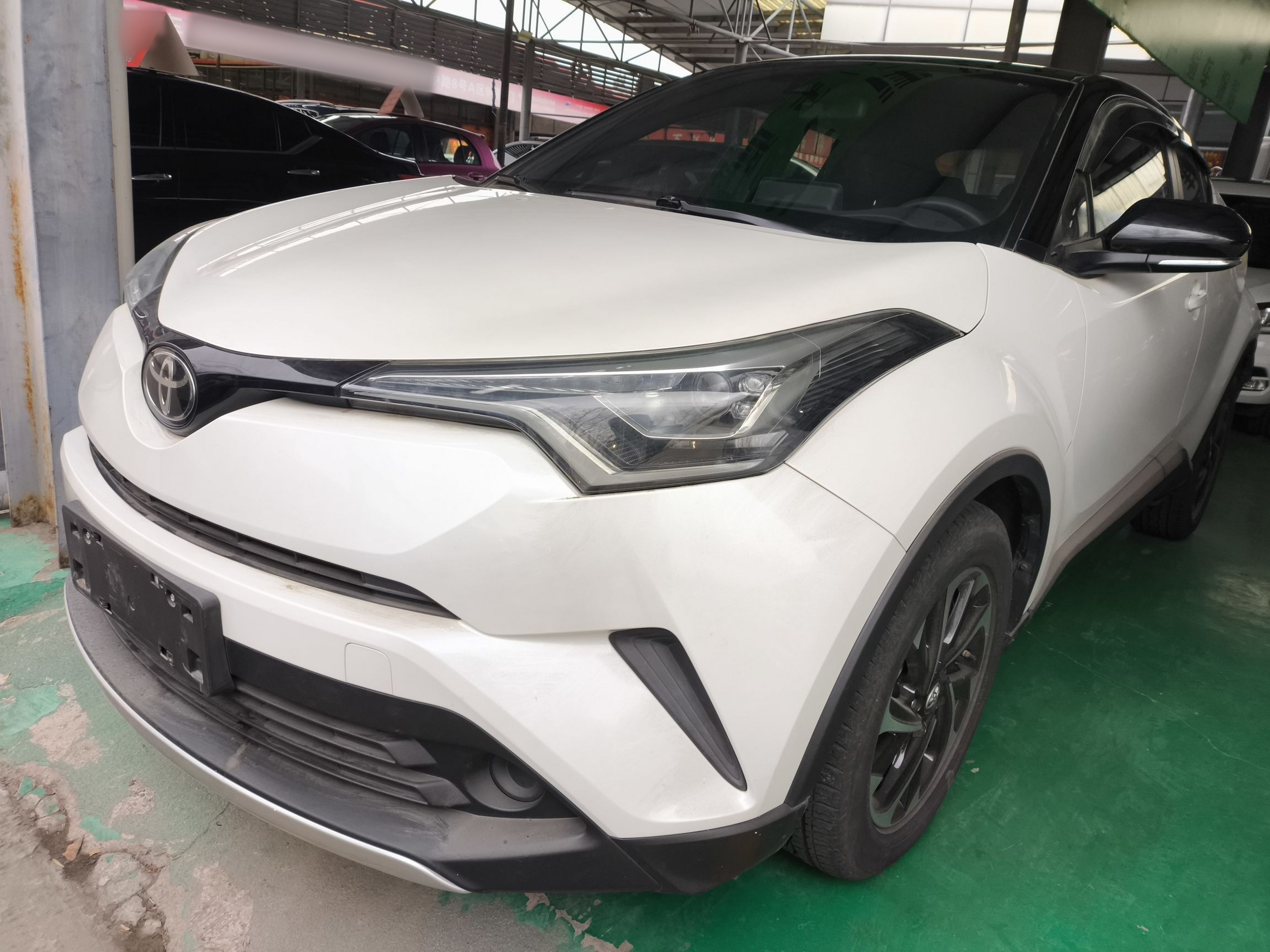 Под передней частью автомобиля