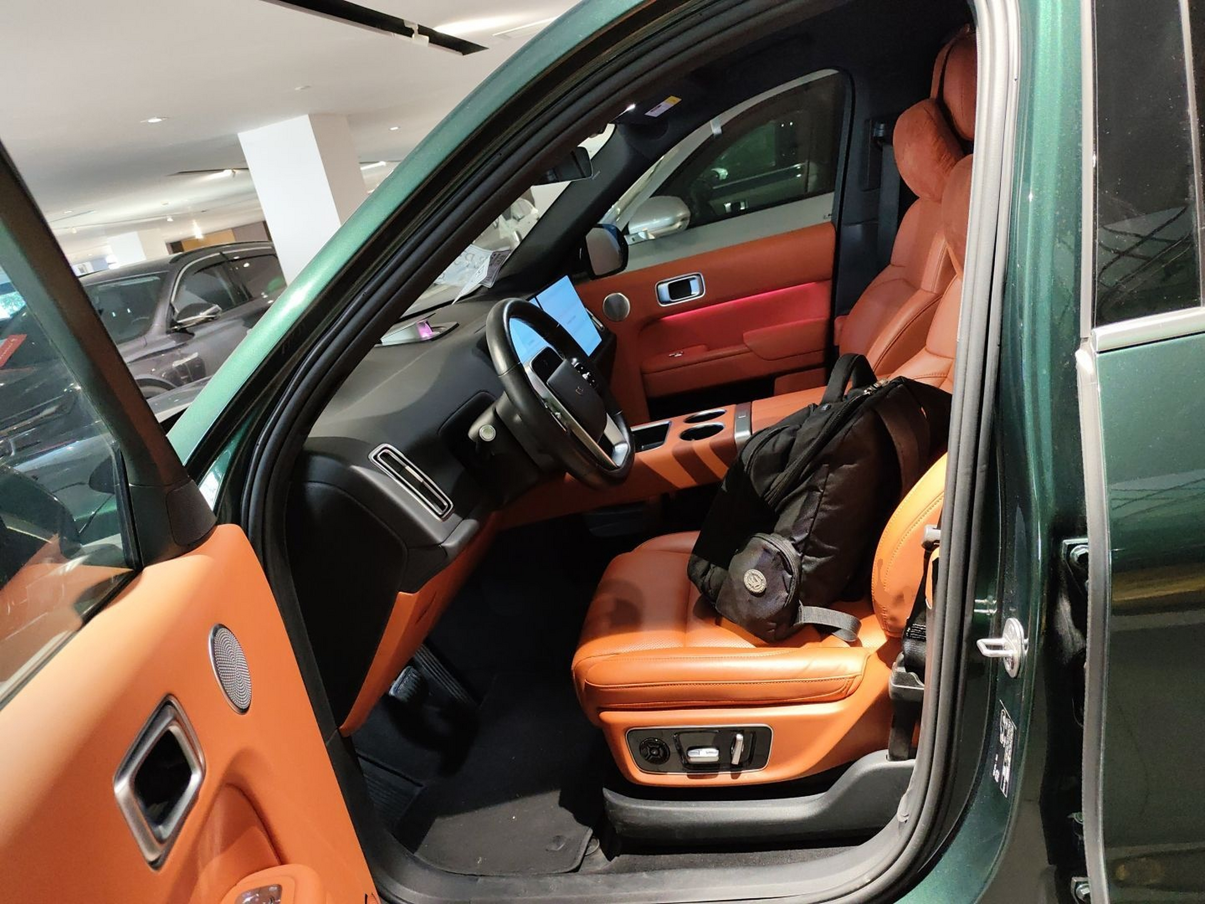 Переднее сиденье в автомобиле