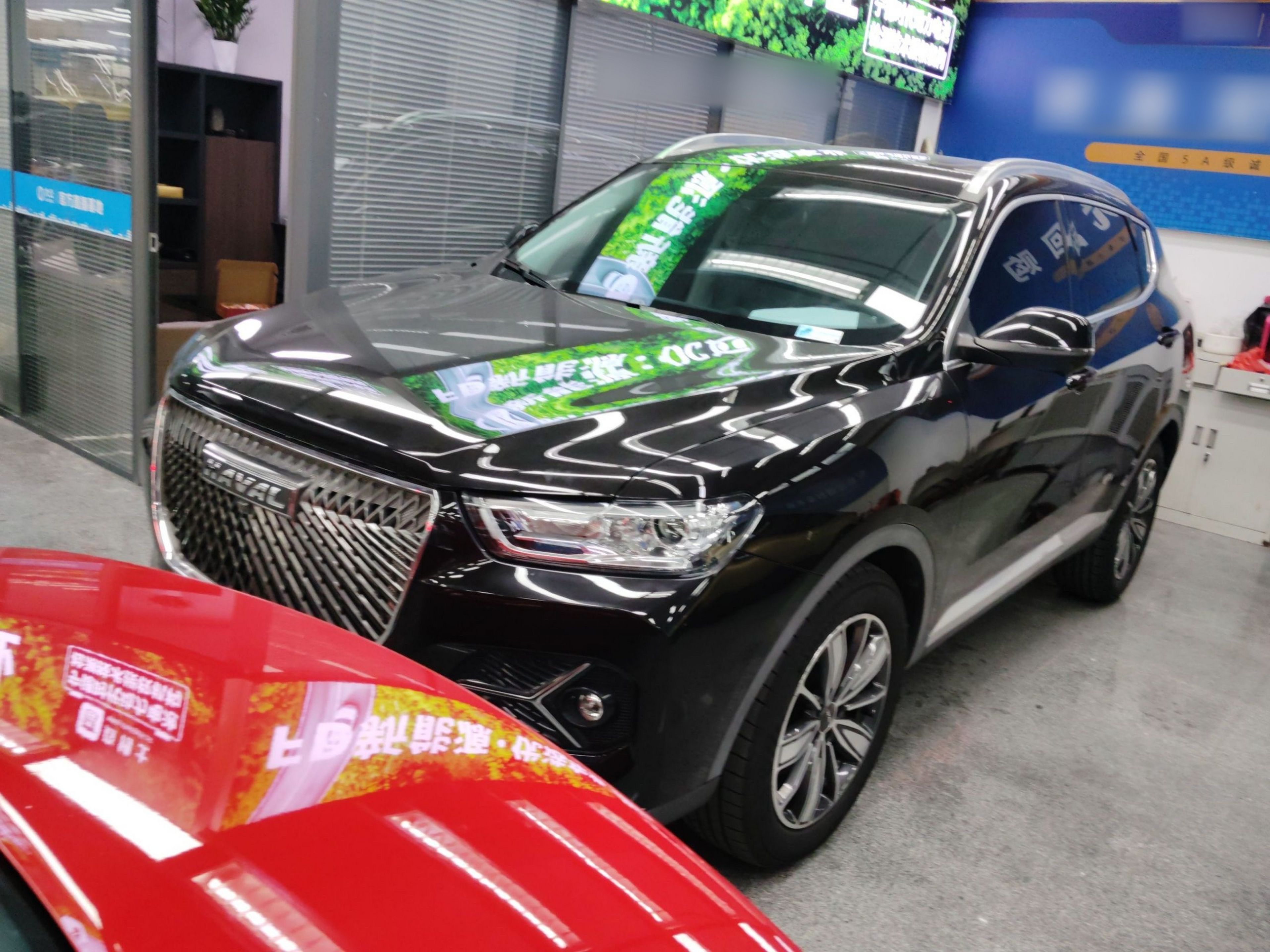 Под передней частью автомобиля