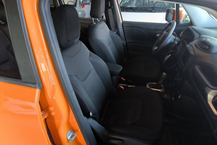 Used  Renegade 2018 Connected Large Screen Version 180T Automatic High-Energy Edition
