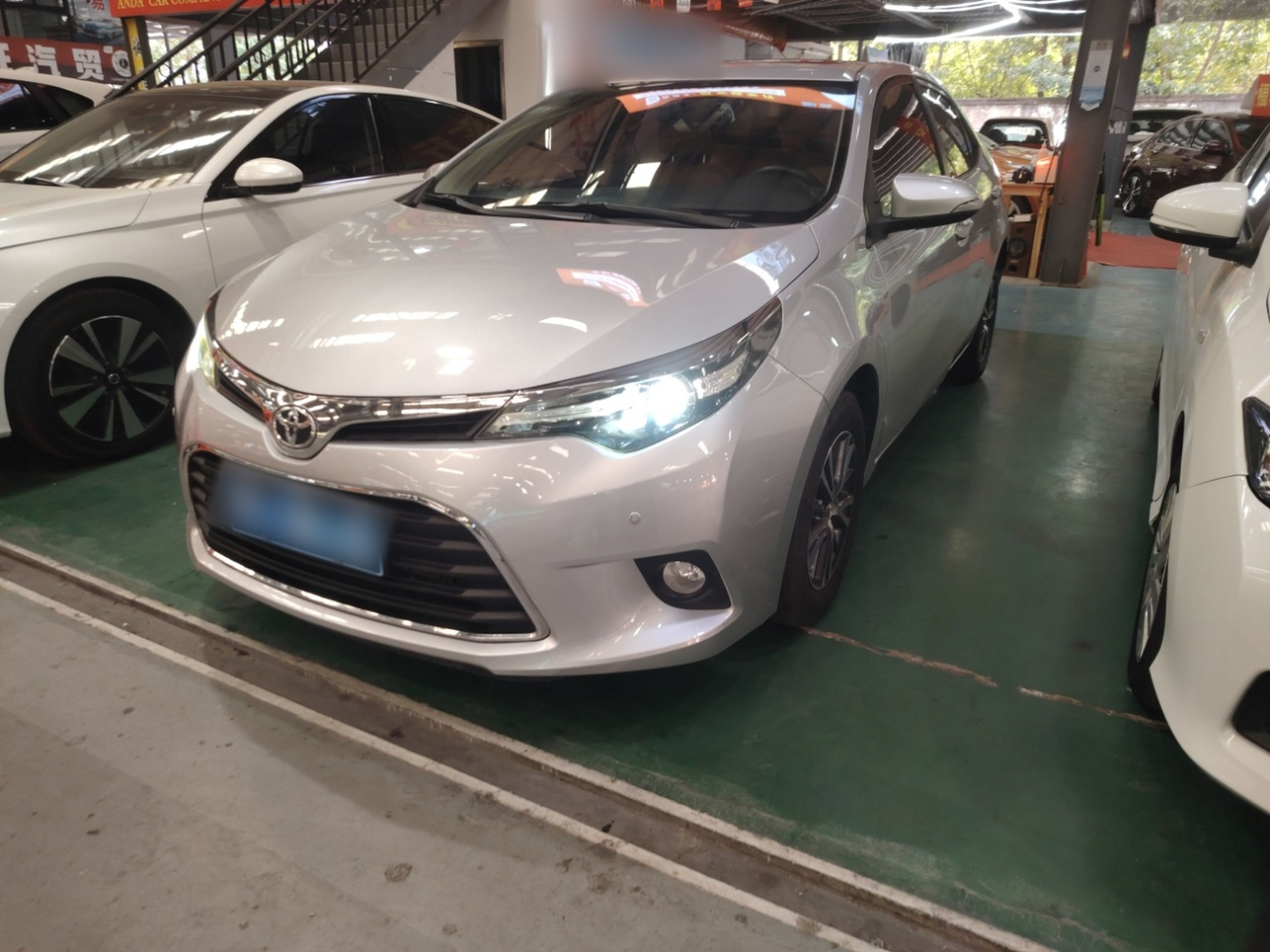 Под передней частью автомобиля