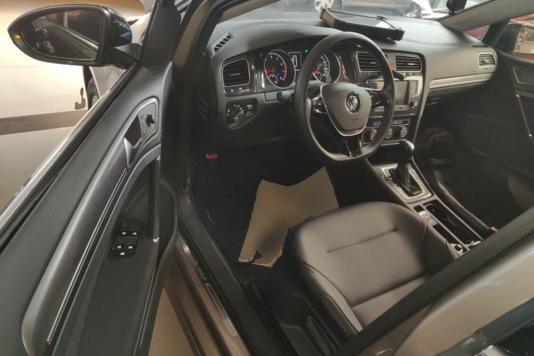 Used Volkswagen Golf 2017 1.6L Automatic Comfort Million-Vehicle Anniversary Edition
