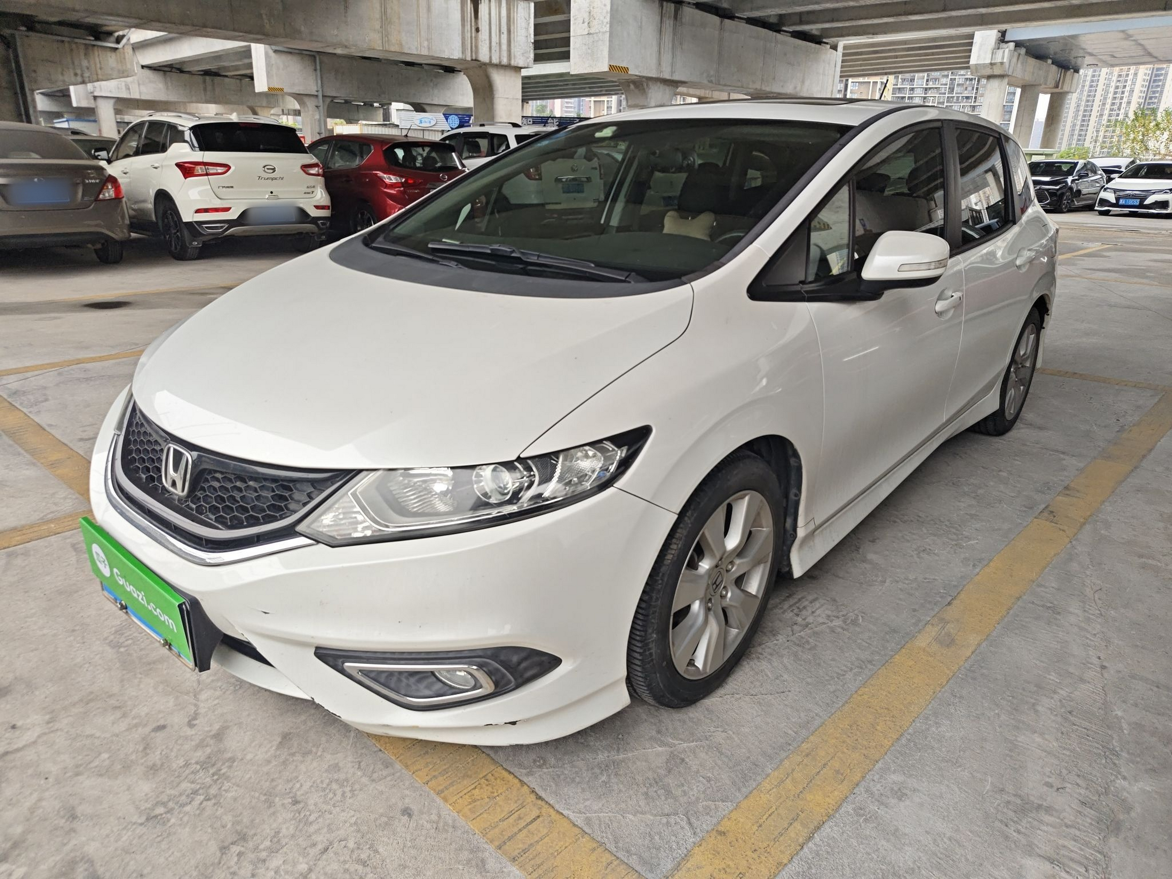 تحت مقدمة السيارة