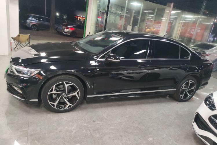 Used Volkswagen Magotan 2023 2 Million Units Limited Edition 330TSI DSG Leading Version
