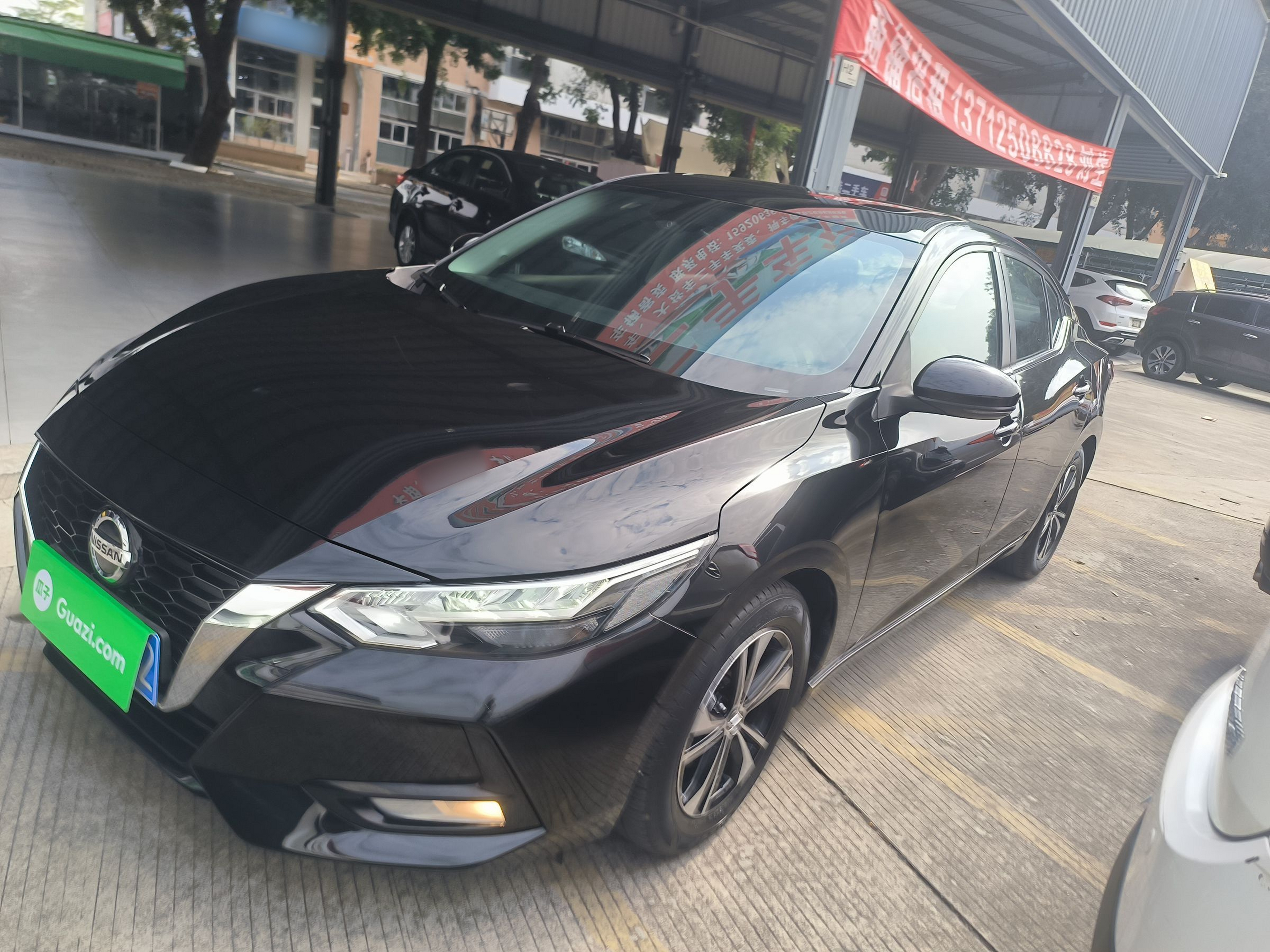 تحت مقدمة السيارة