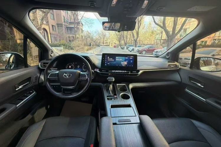 Used Toyota Sienna 2021 2.5L Hybrid Platinum Edition
