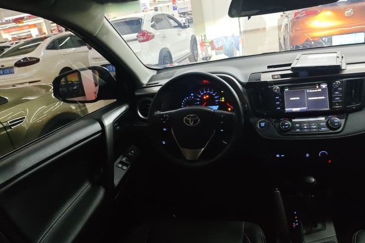 Used Toyota RAV4 2016 2.0L CVT Two-Wheel Drive Fashion Edition China V Standard
