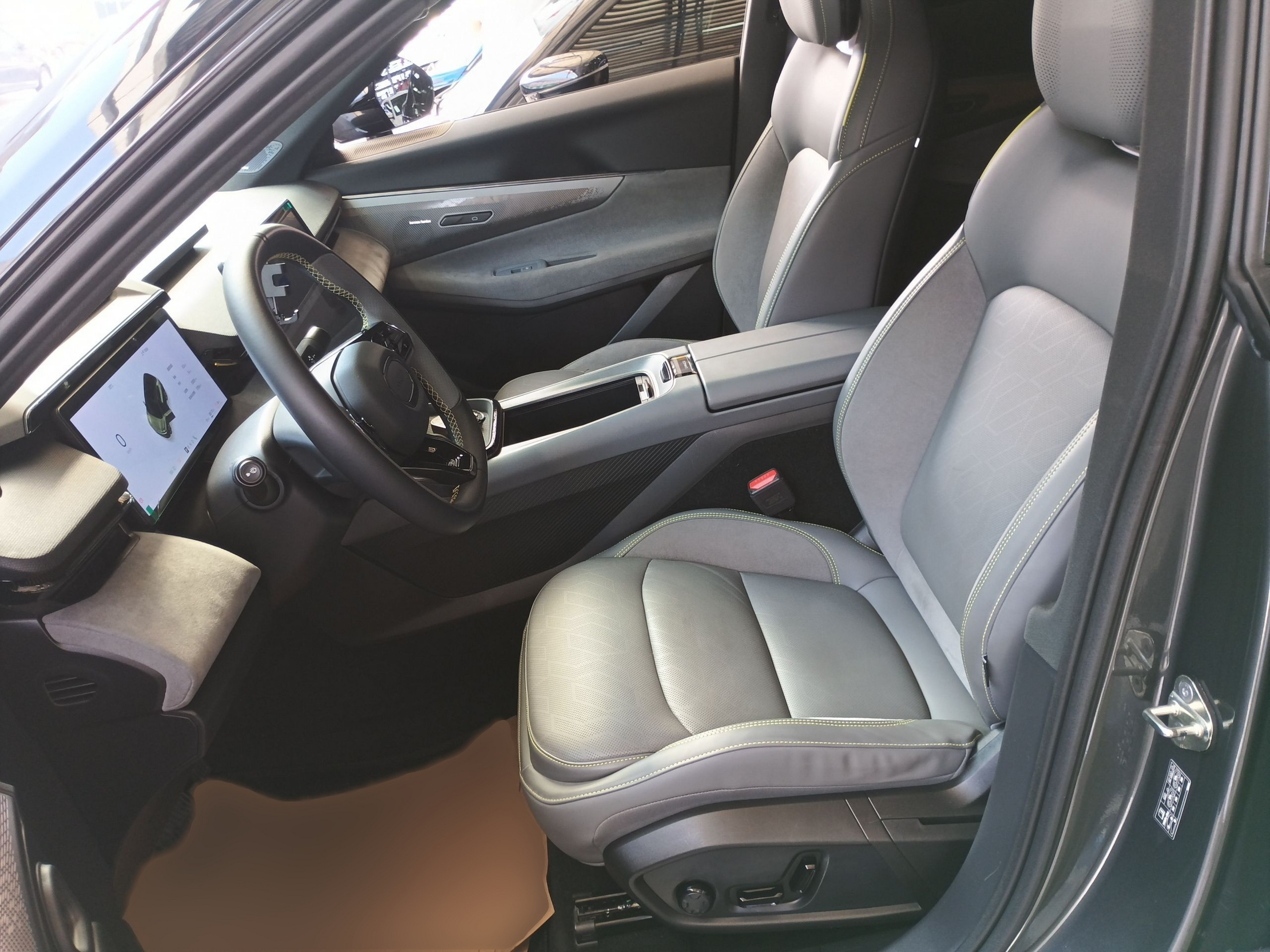 المقاعد الأمامية داخل السيارة