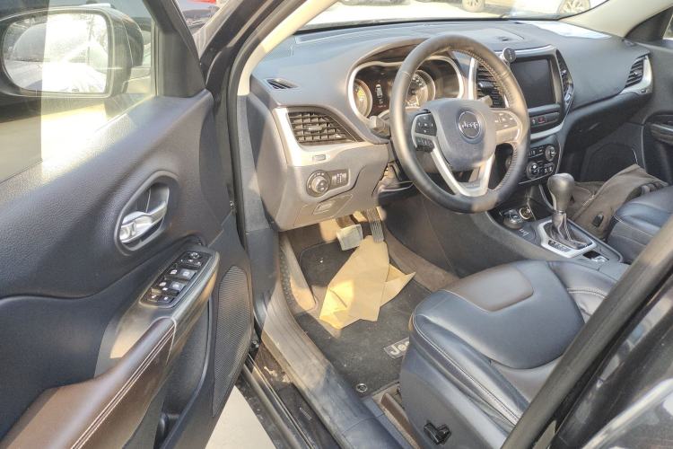 Used  Cherokee 2016 2.4L Professional Smart Version
