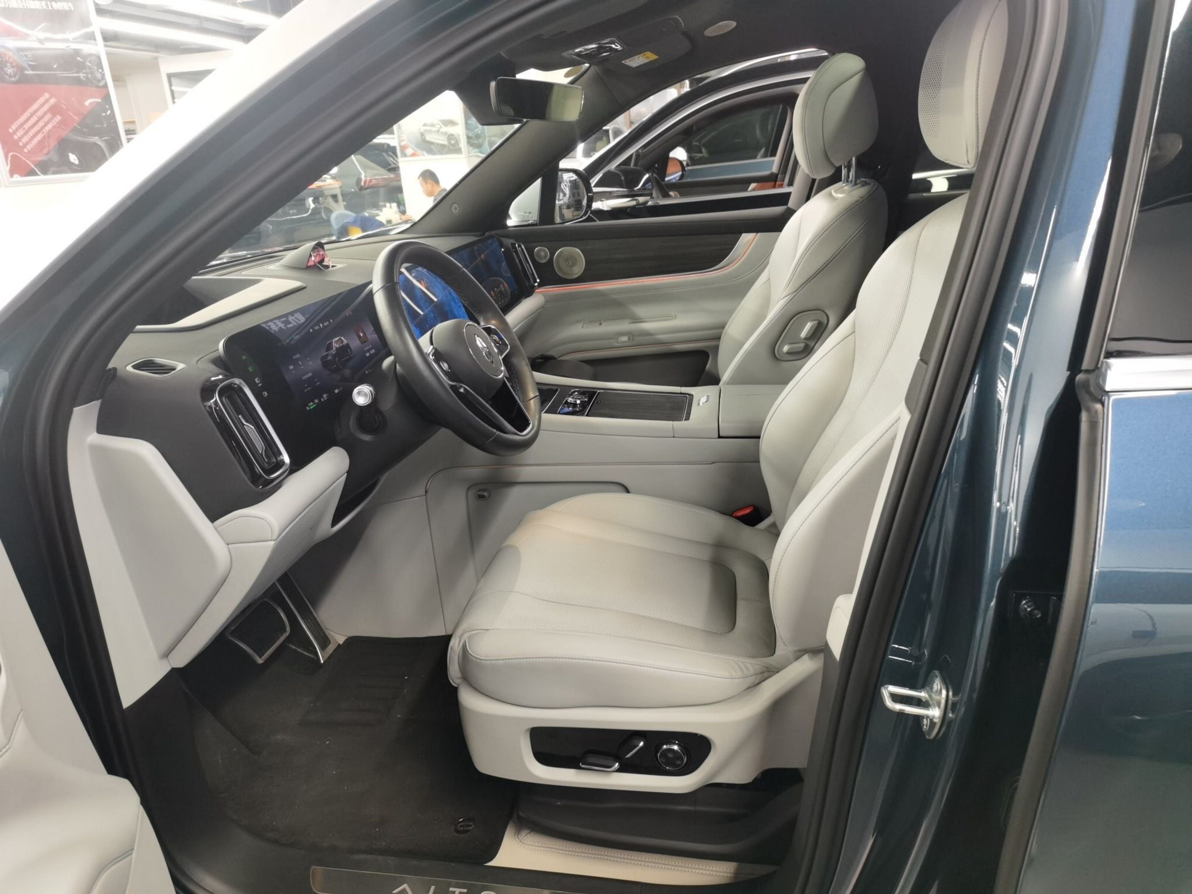 Переднее сиденье в автомобиле