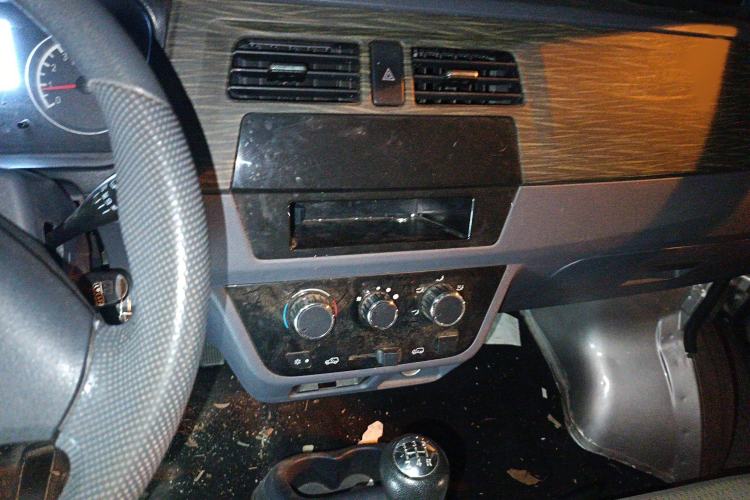 Used Jinbei Hiace X30 2023 1.5L Business-Style Van 2/5-Seater Air-Conditioned Version SWC15M
