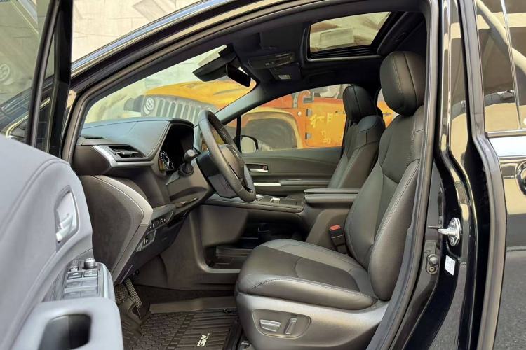 Used Toyota Sienna 2023 2.5L Hybrid Deluxe Edition
