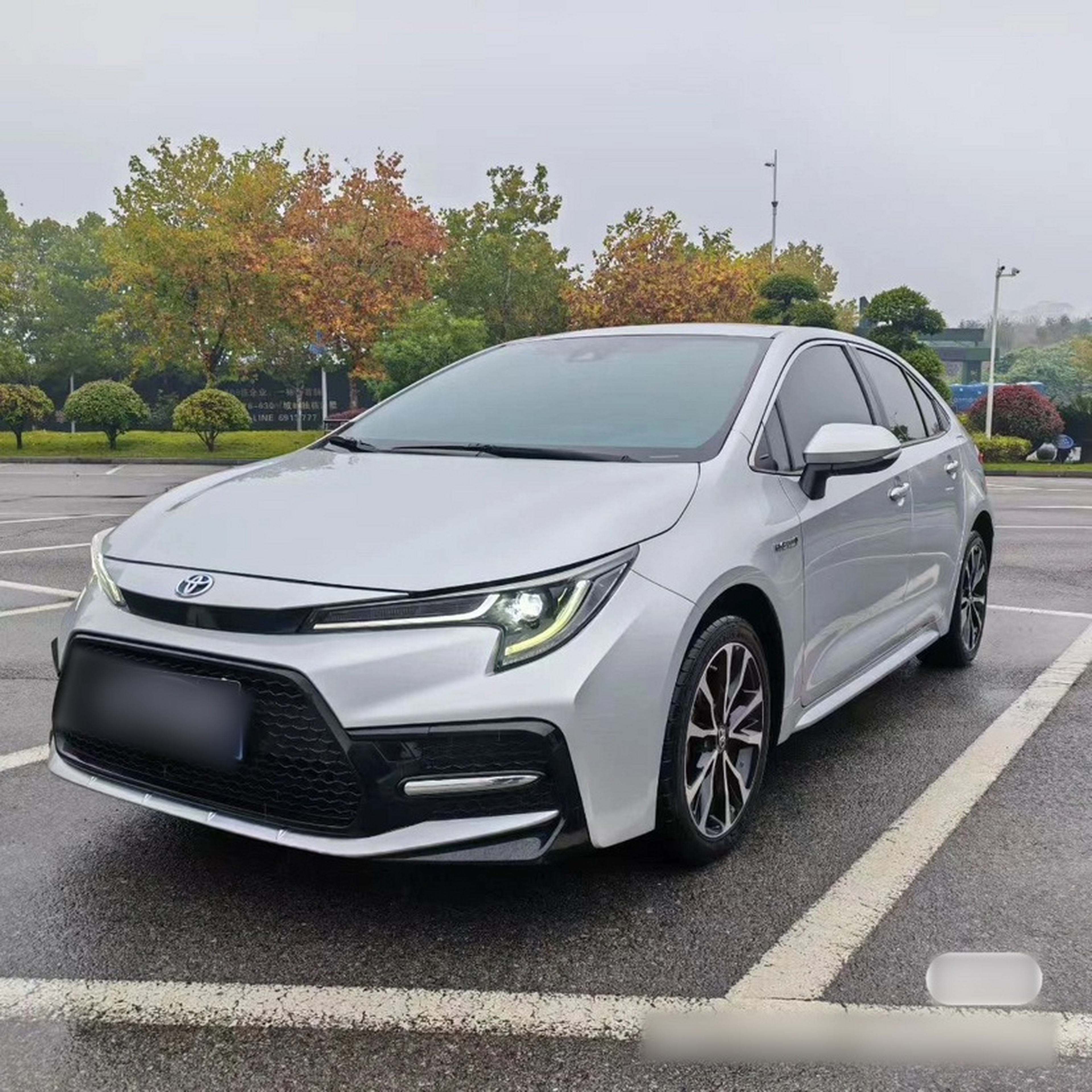 Под передней частью автомобиля