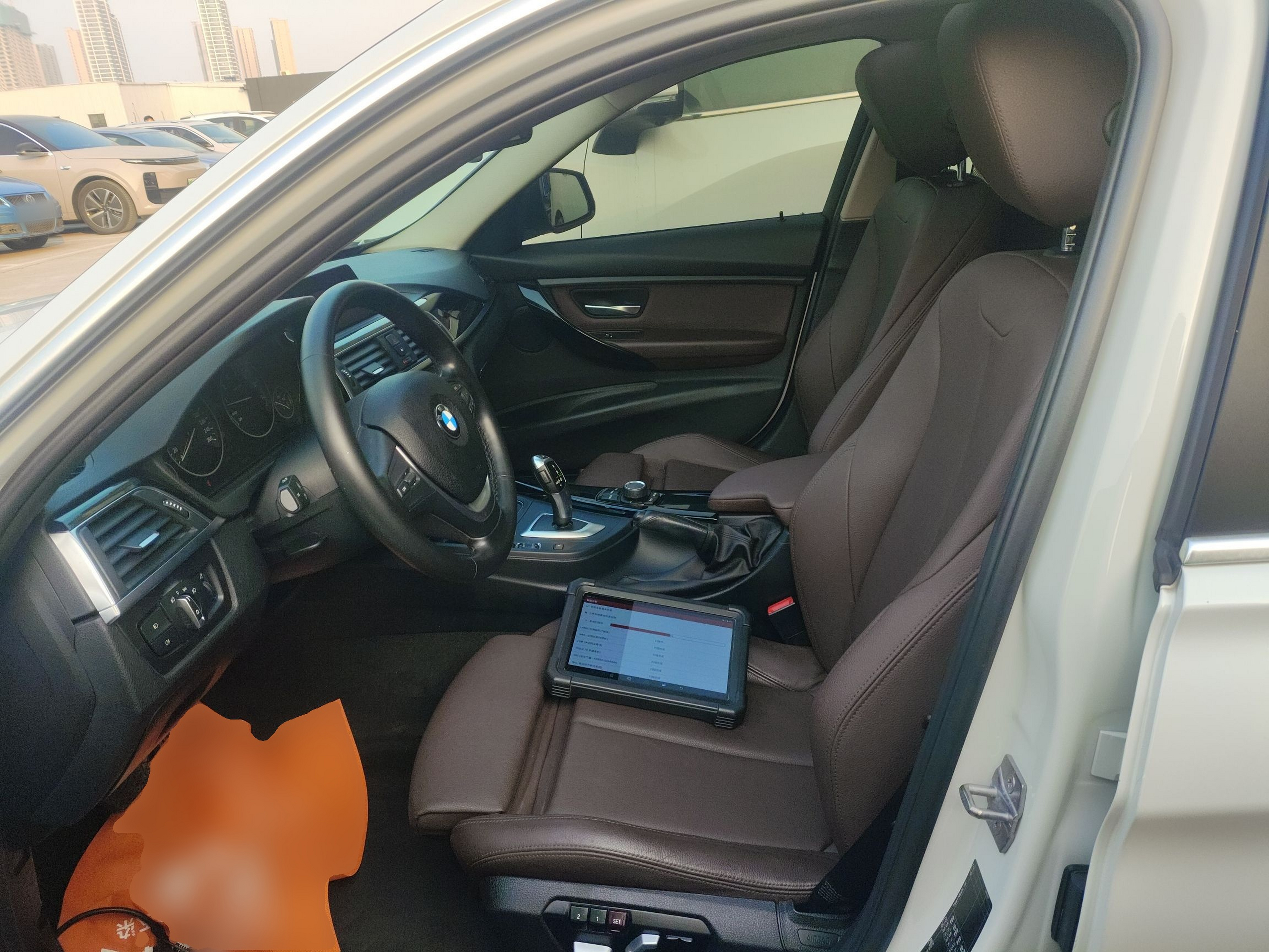 المقاعد الأمامية داخل السيارة