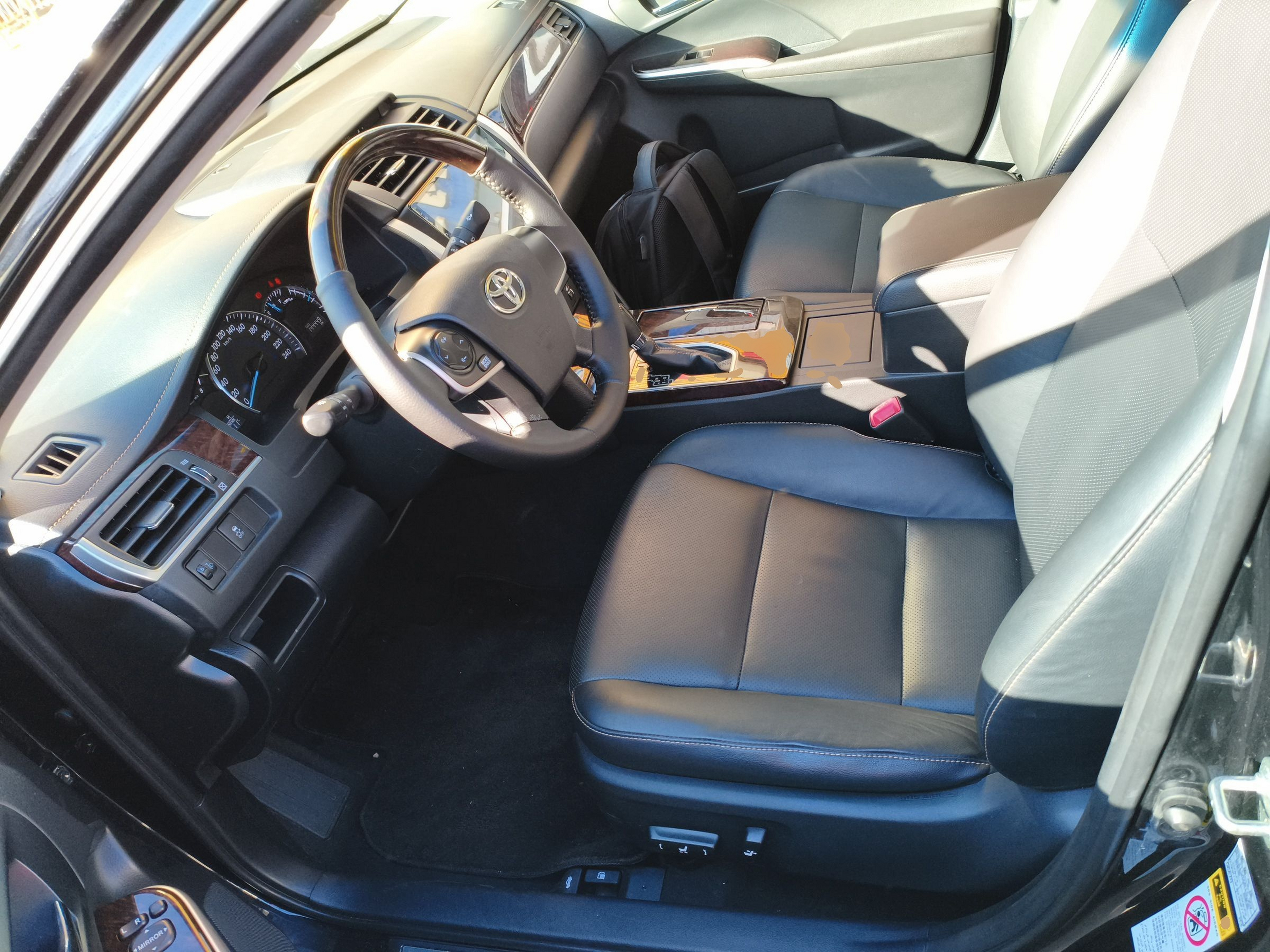 المقاعد الأمامية داخل السيارة