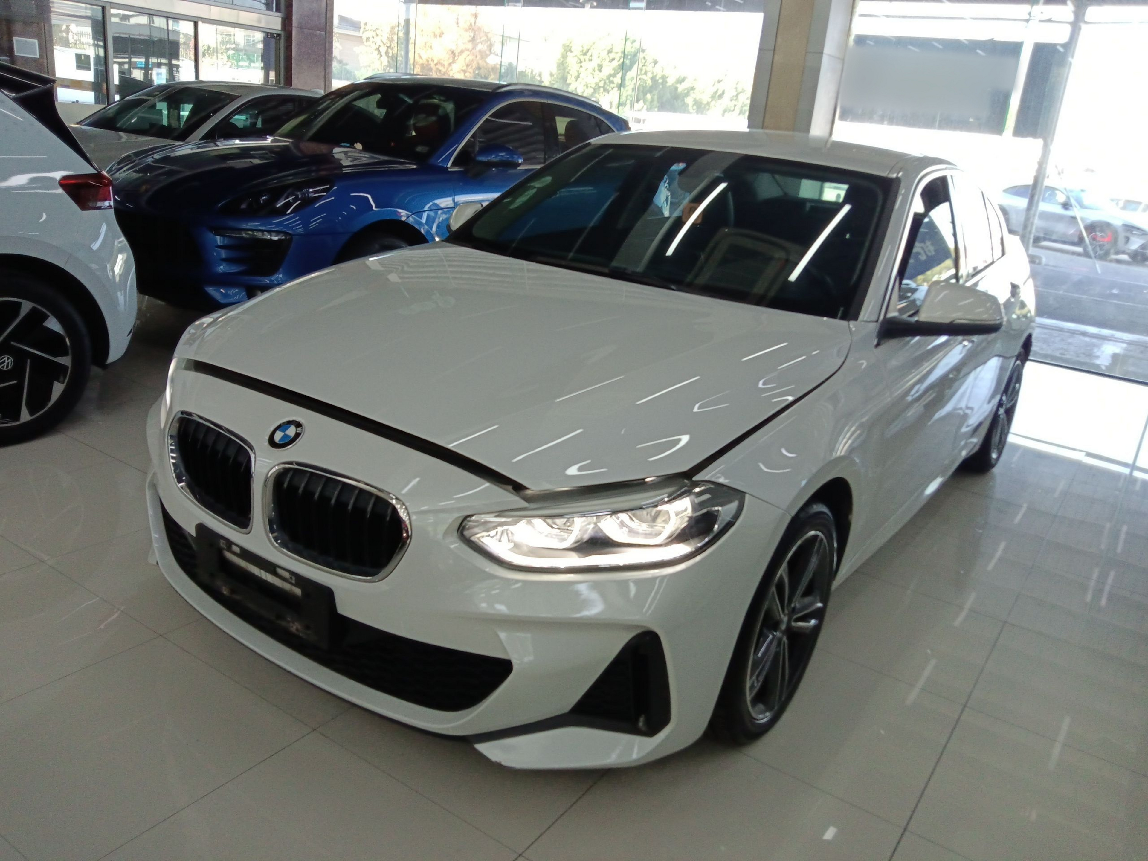 تحت مقدمة السيارة