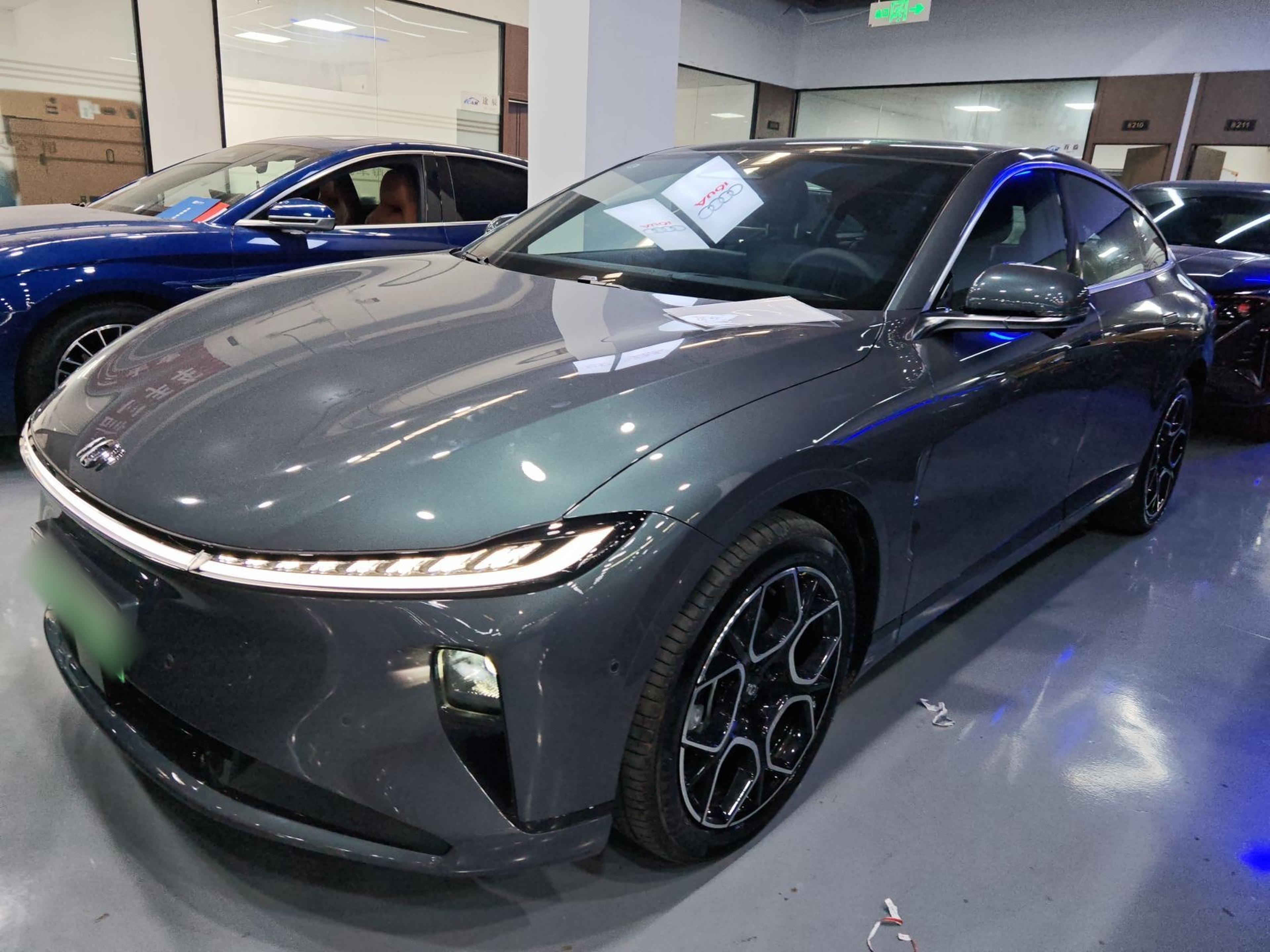 تحت مقدمة السيارة