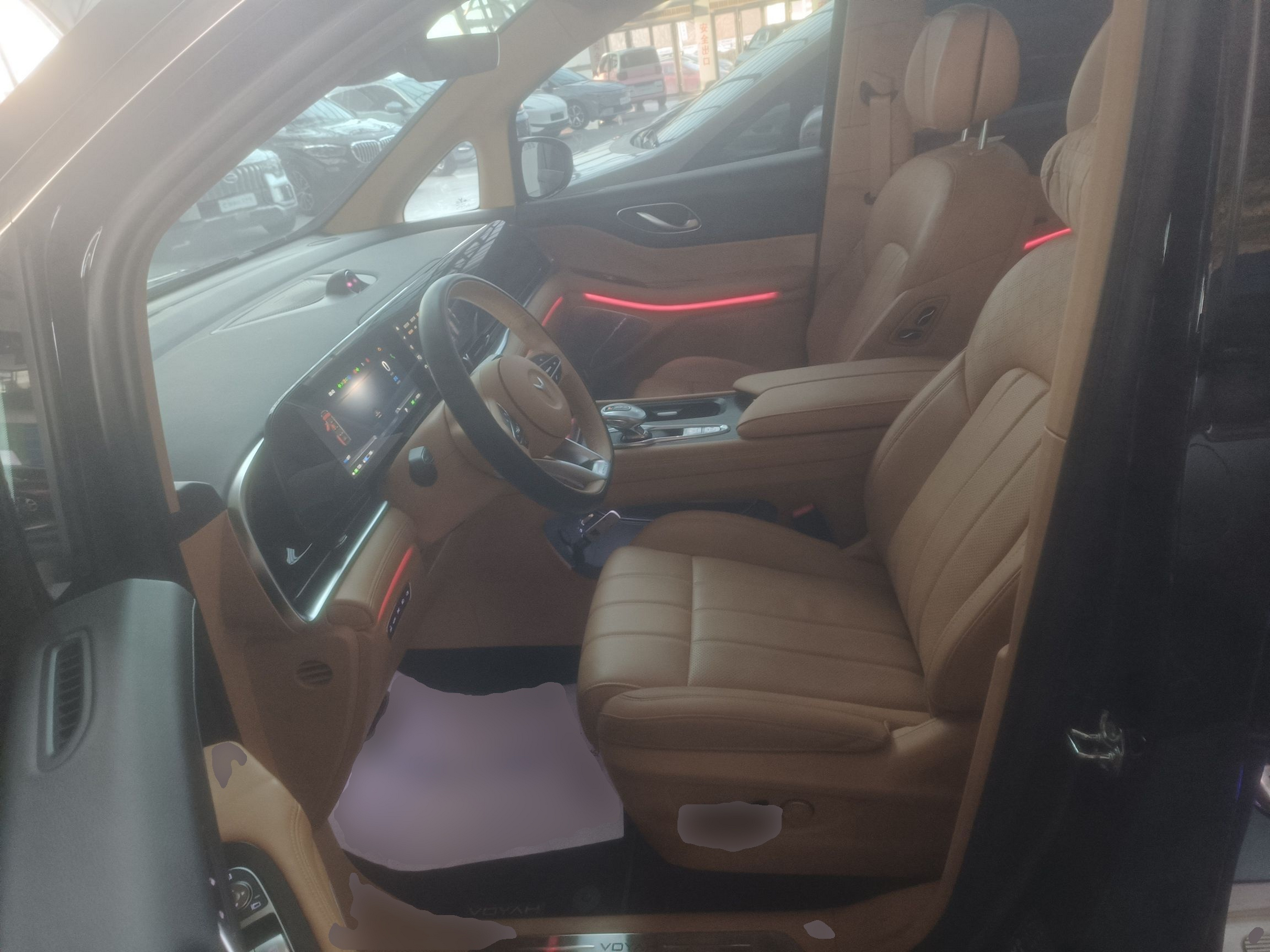 المقاعد الأمامية داخل السيارة