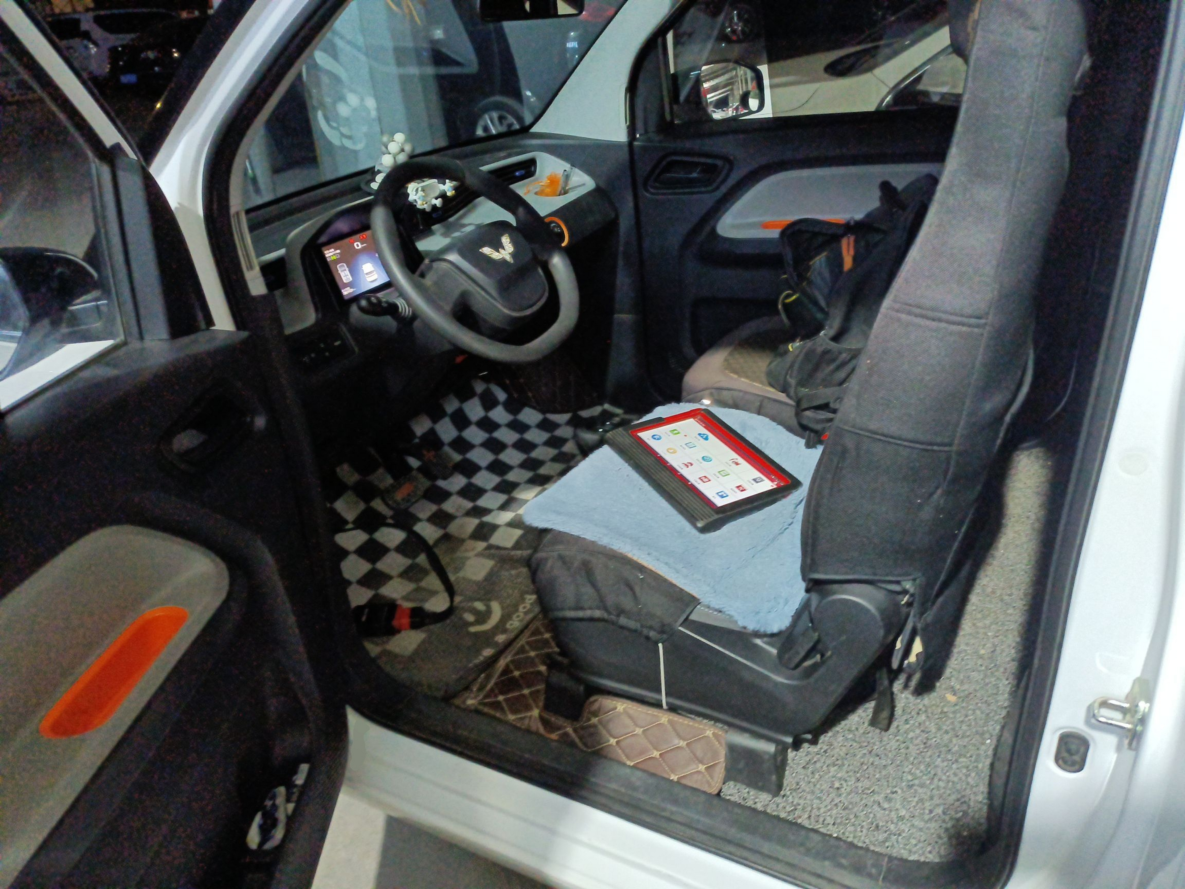 المقاعد الأمامية داخل السيارة