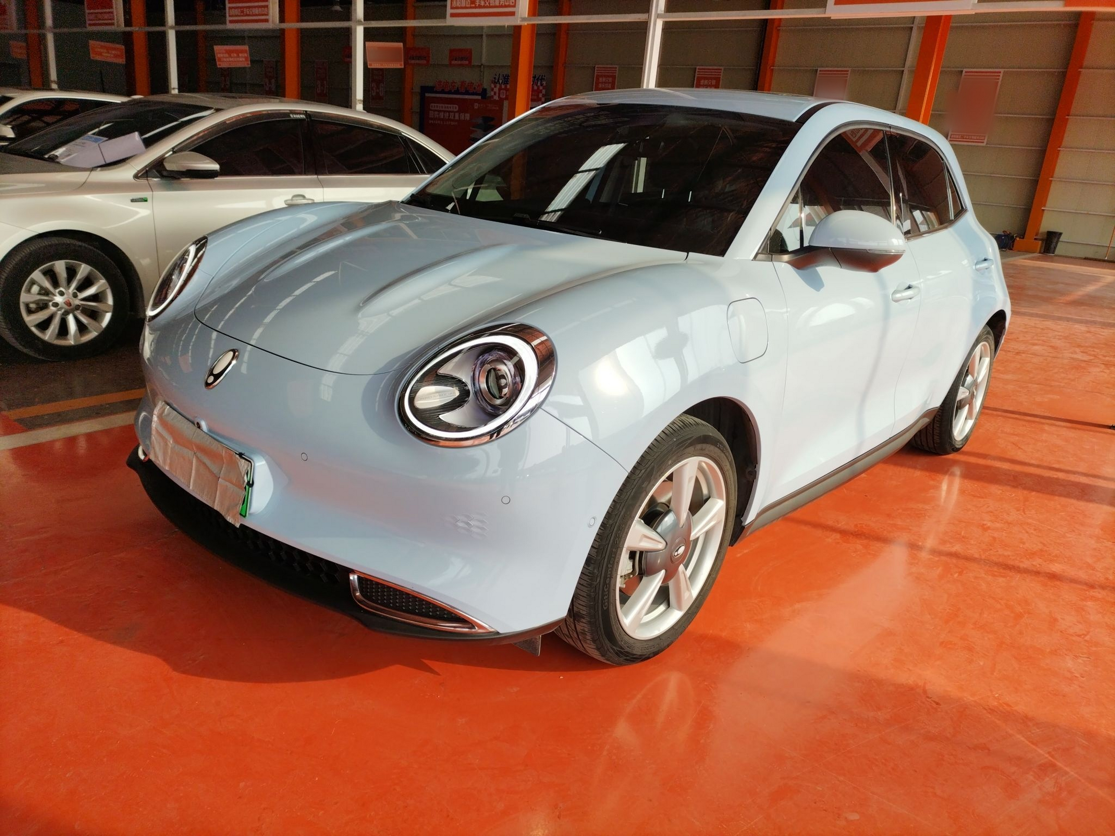 Под передней частью автомобиля