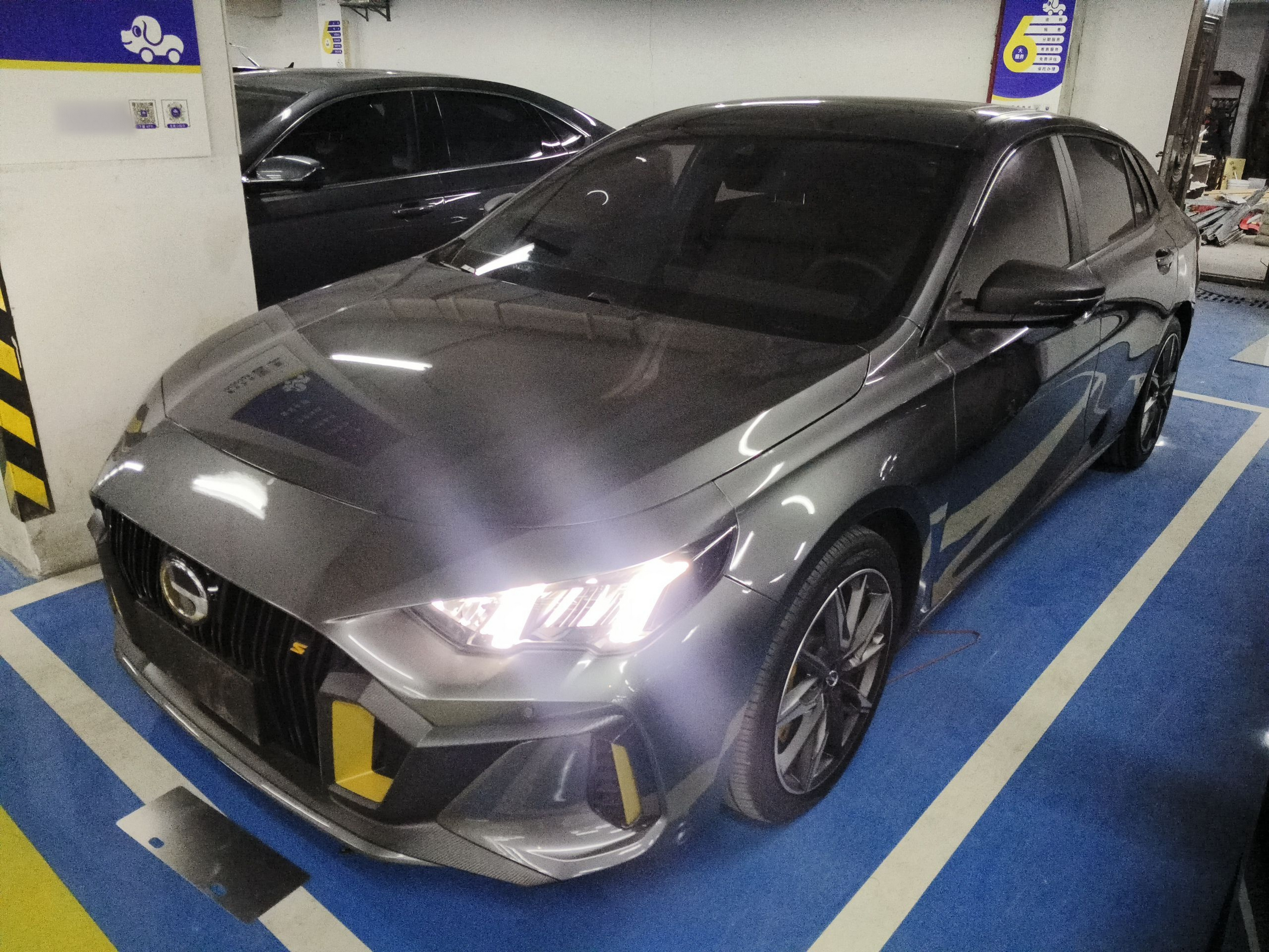 Под передней частью автомобиля