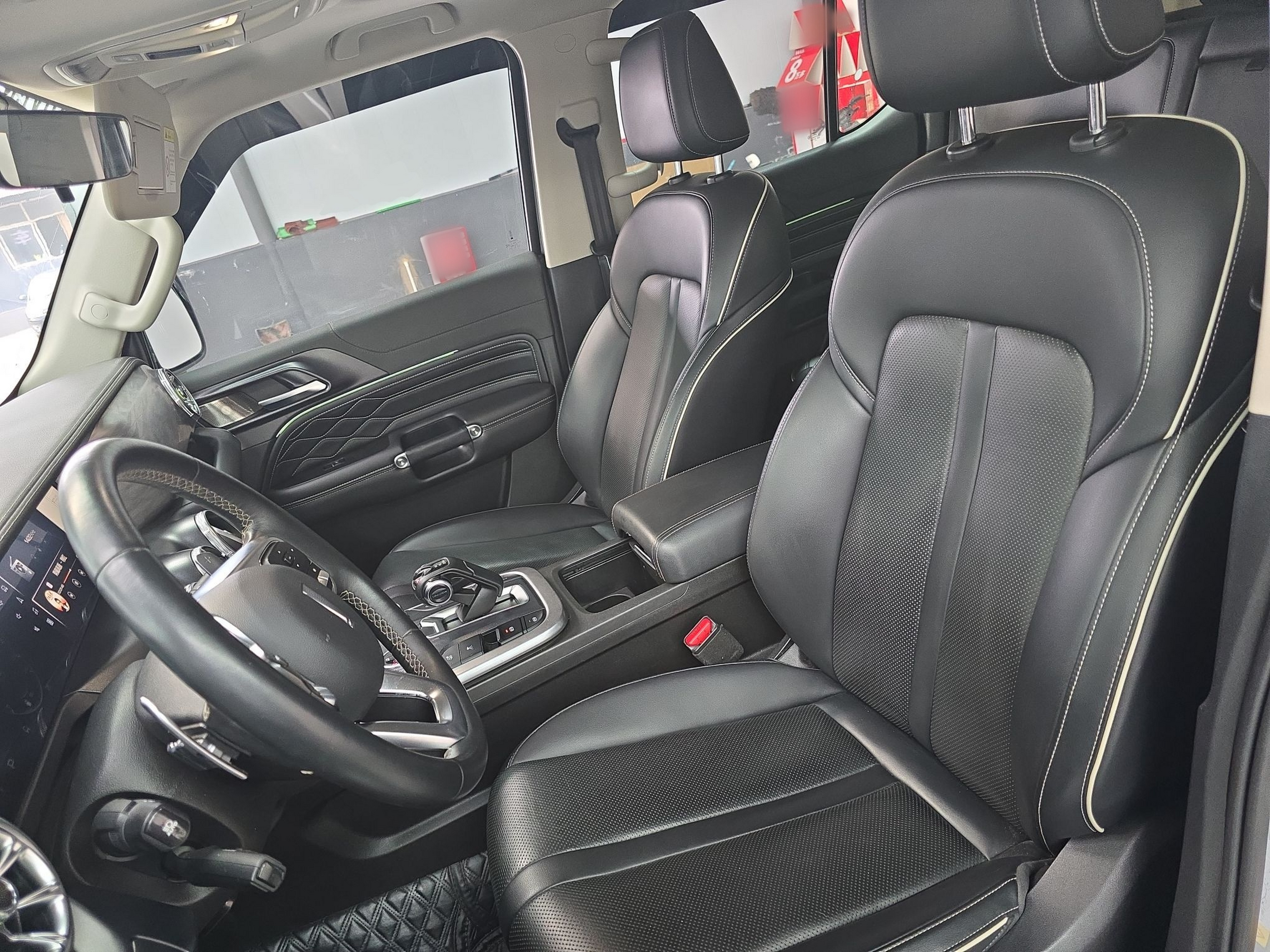 المقاعد الأمامية داخل السيارة