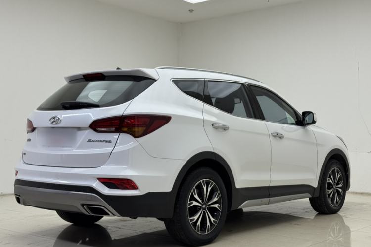 Used Hyundai Santa Fe 2017 2.4L Automatic Two-Wheel Drive Smart Version 5 Seats

