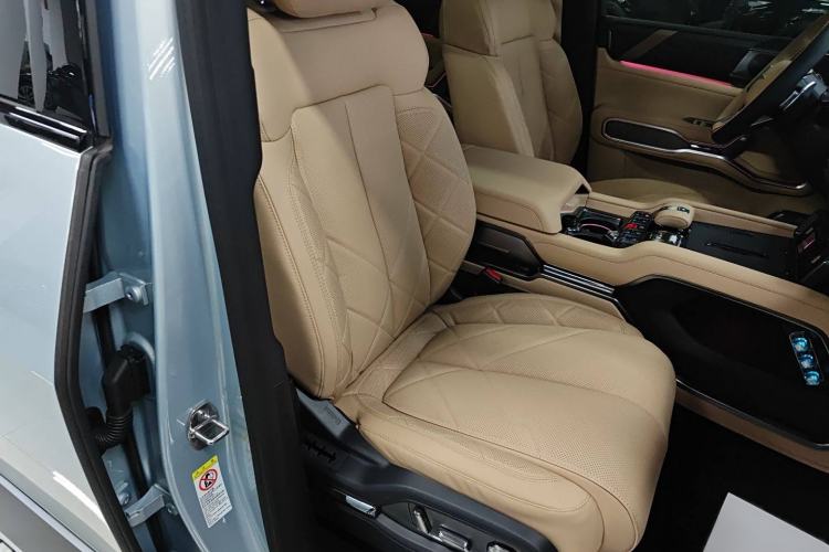 Used  Leopard 8 2025 Smart & Bold Luxury Version 7 Seats
