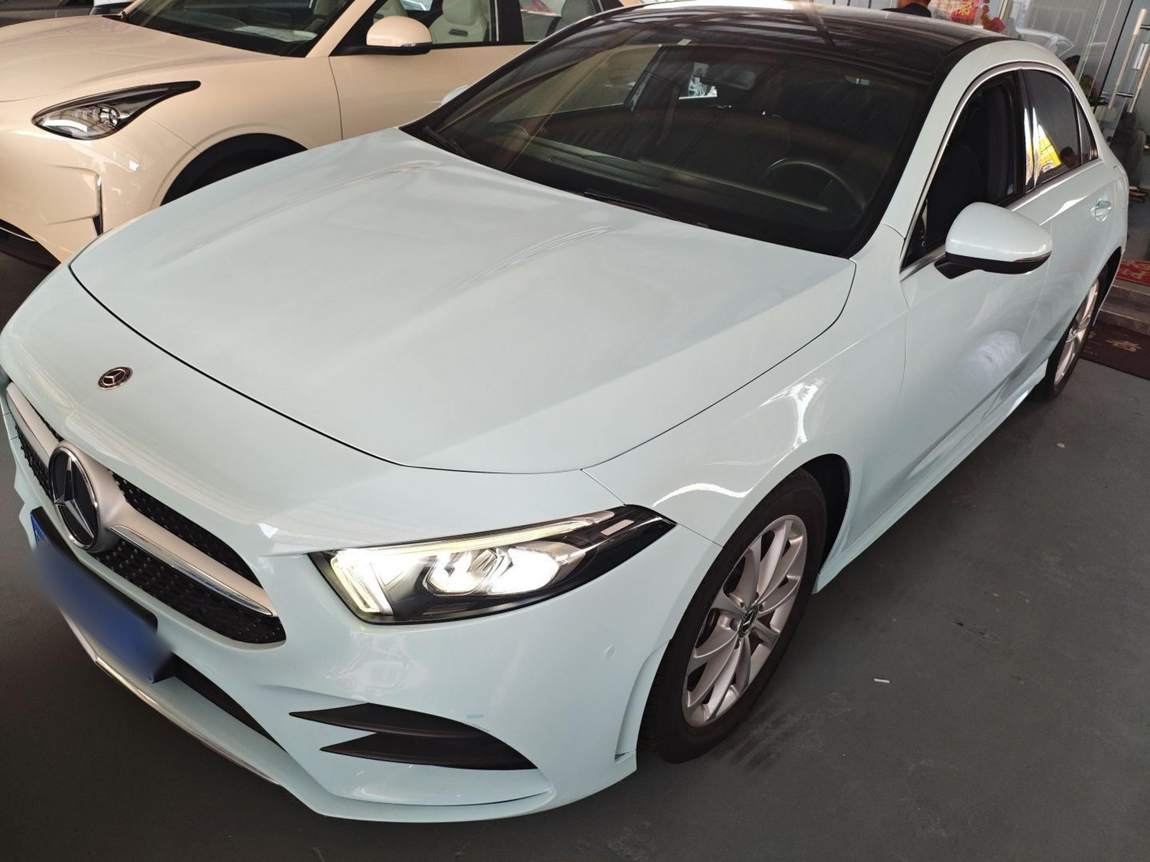 Под передней частью автомобиля