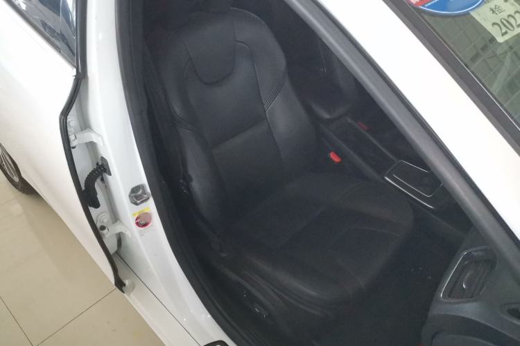 Used Volvo V40 2016 T4 Smart Luxury Edition
