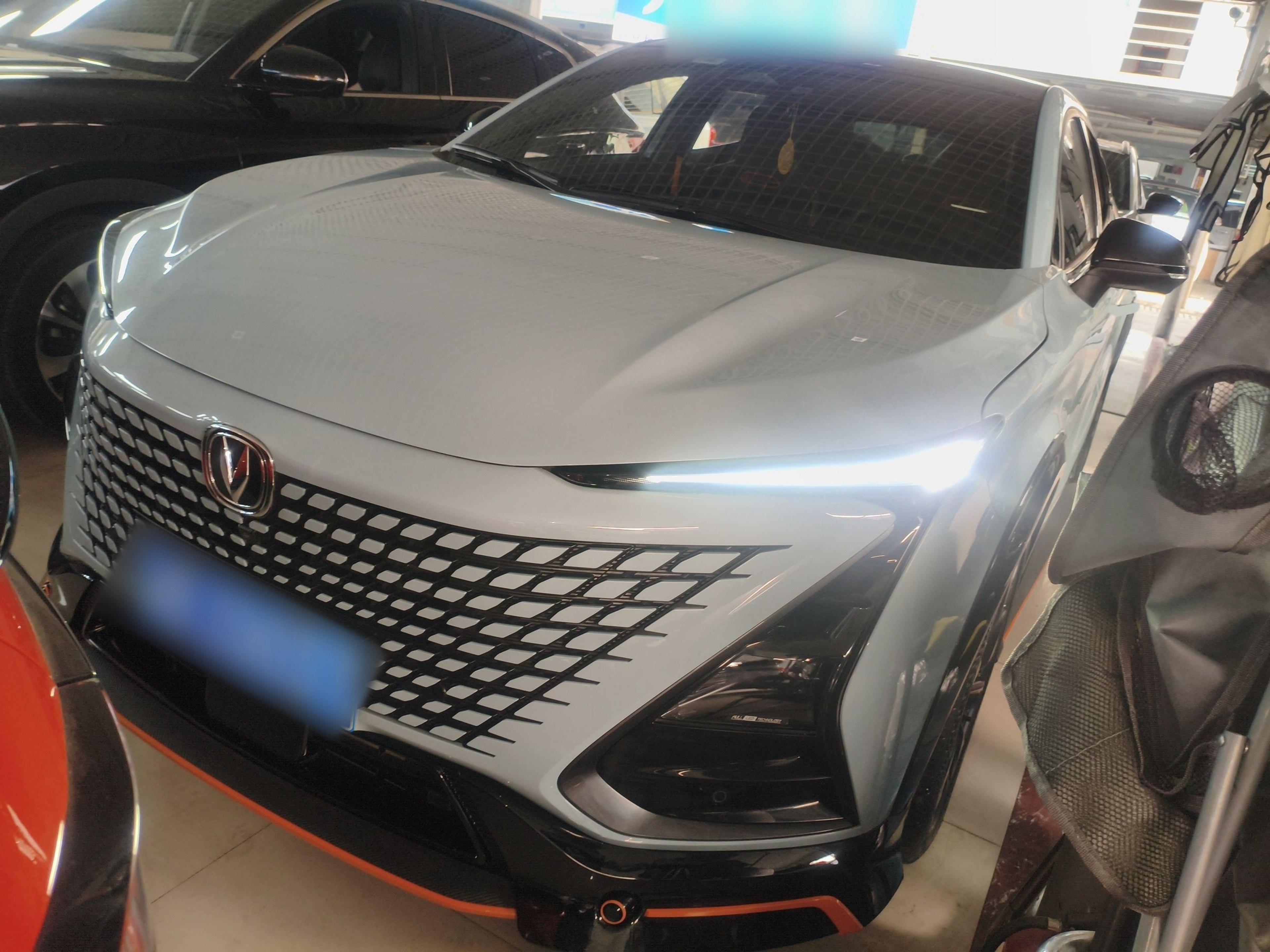 Под передней частью автомобиля