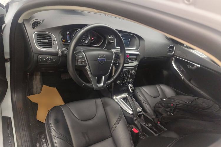 Used Volvo V40 2016 T3 Zhiyi Edition
