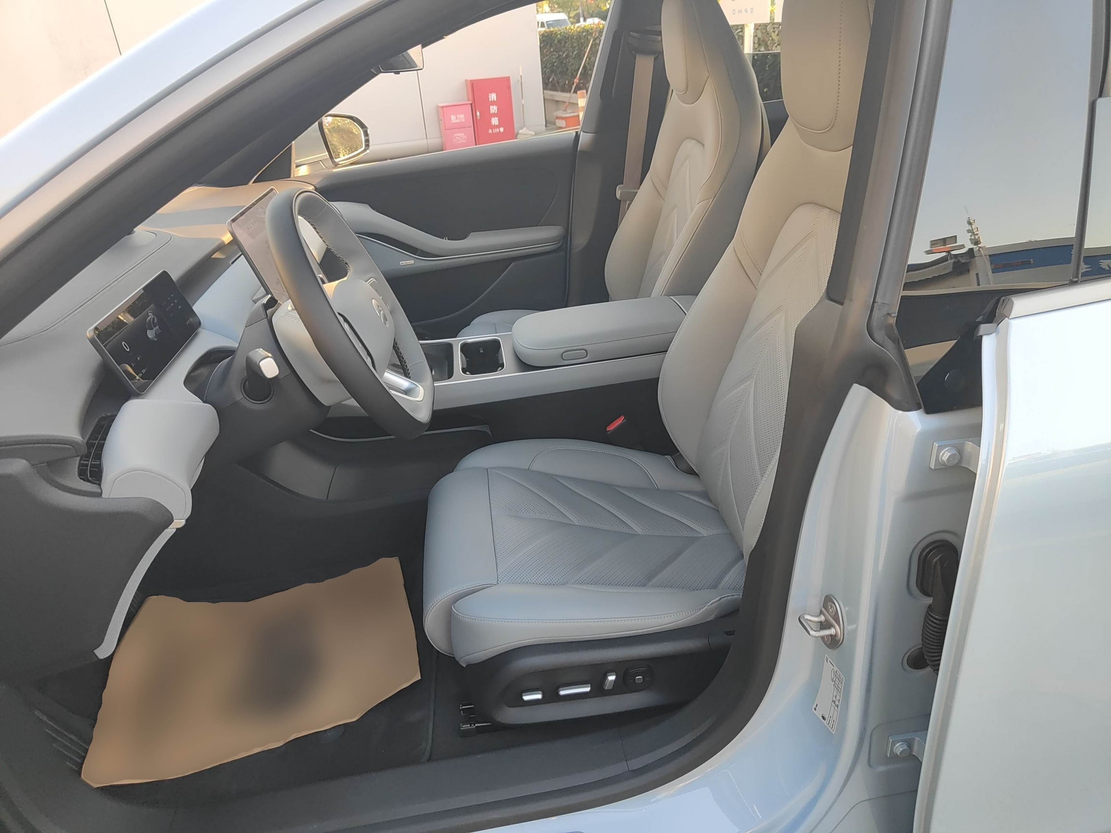 المقاعد الأمامية داخل السيارة