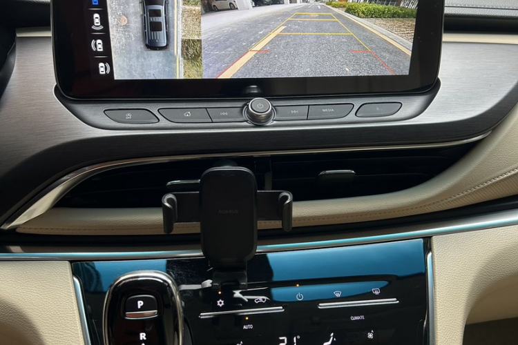 Used Buick GL8 2023 Facelifted Land Cruiser Executive Luxury Version
